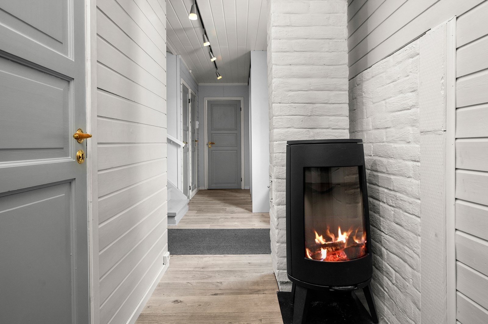 I gangen er det vedovn, perfekt for god oppvarming på kalde vinterdager. Galleribilde