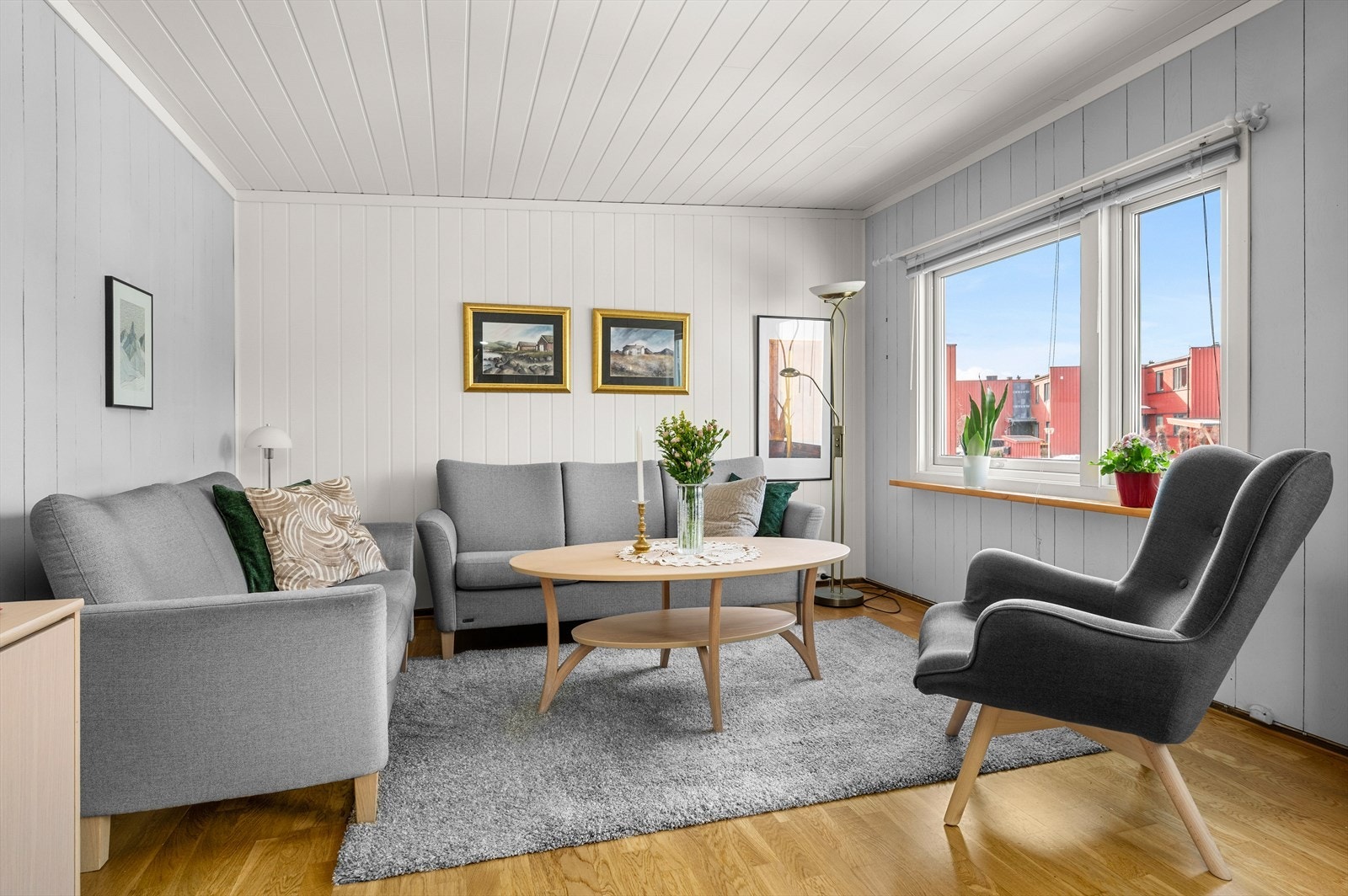 De store vinduene slipper inn rikelig med naturlig lys, og gir rommet en luftig romfølelse. Galleribilde