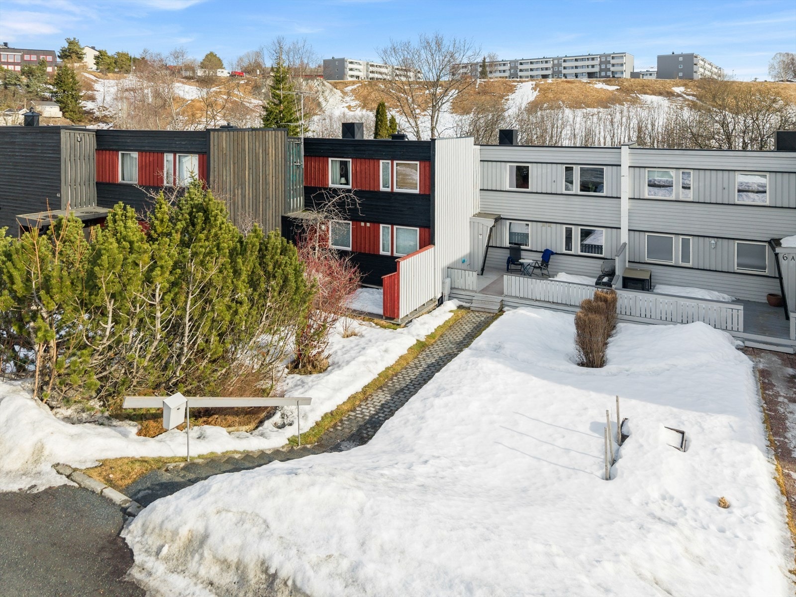 Rekkehuset har terrasser med gode solforhold på begge sidene av boligen. Galleribilde