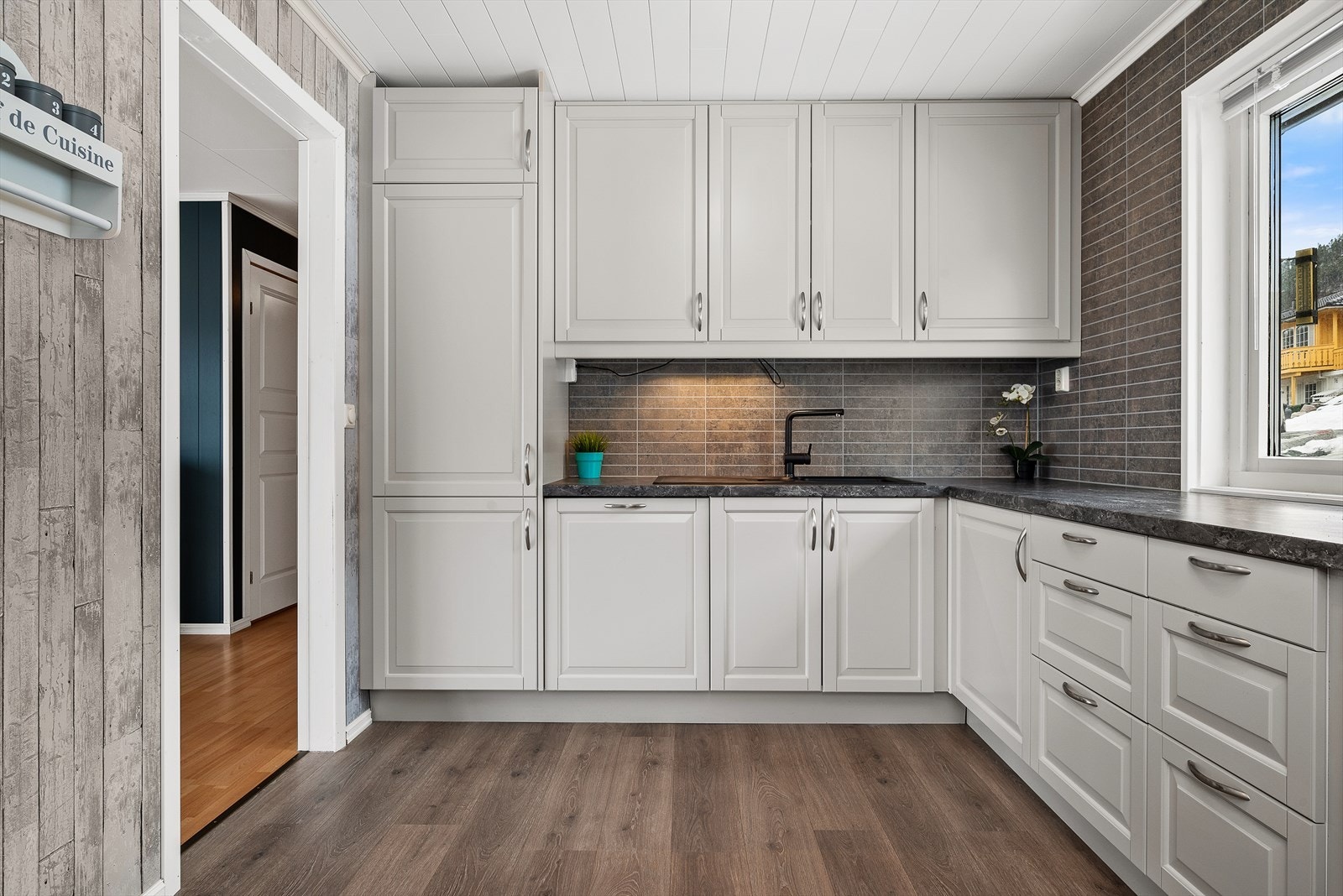 Kjøkkenet er praktisk utformet som gir mye skap- og skuffeplass. Galleribilde