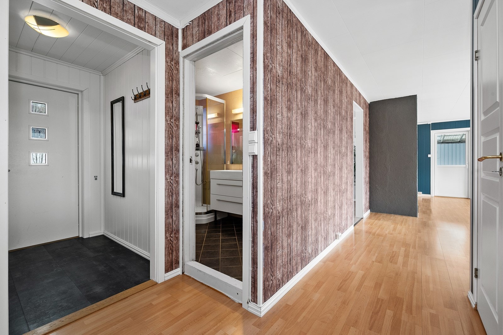 Her er 1. etasjen innbydende gang med store innredningsmuligheter. Galleribilde