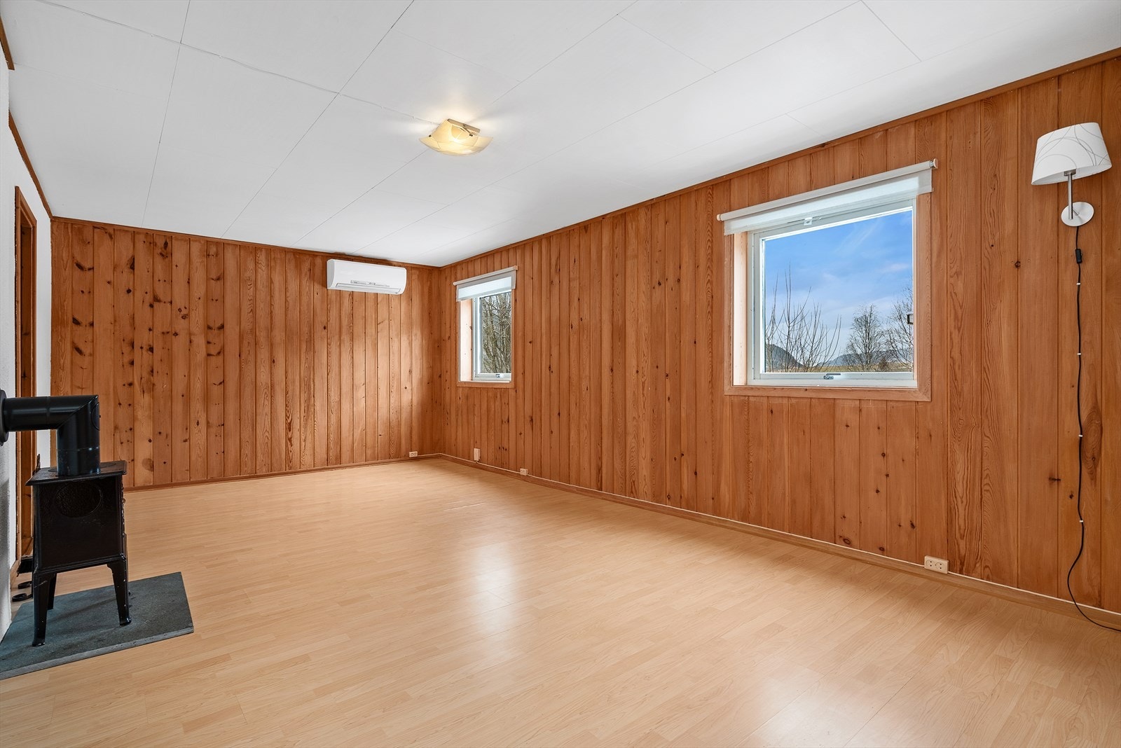 Stuen har eget ildsted som gir behagelig varme. Galleribilde