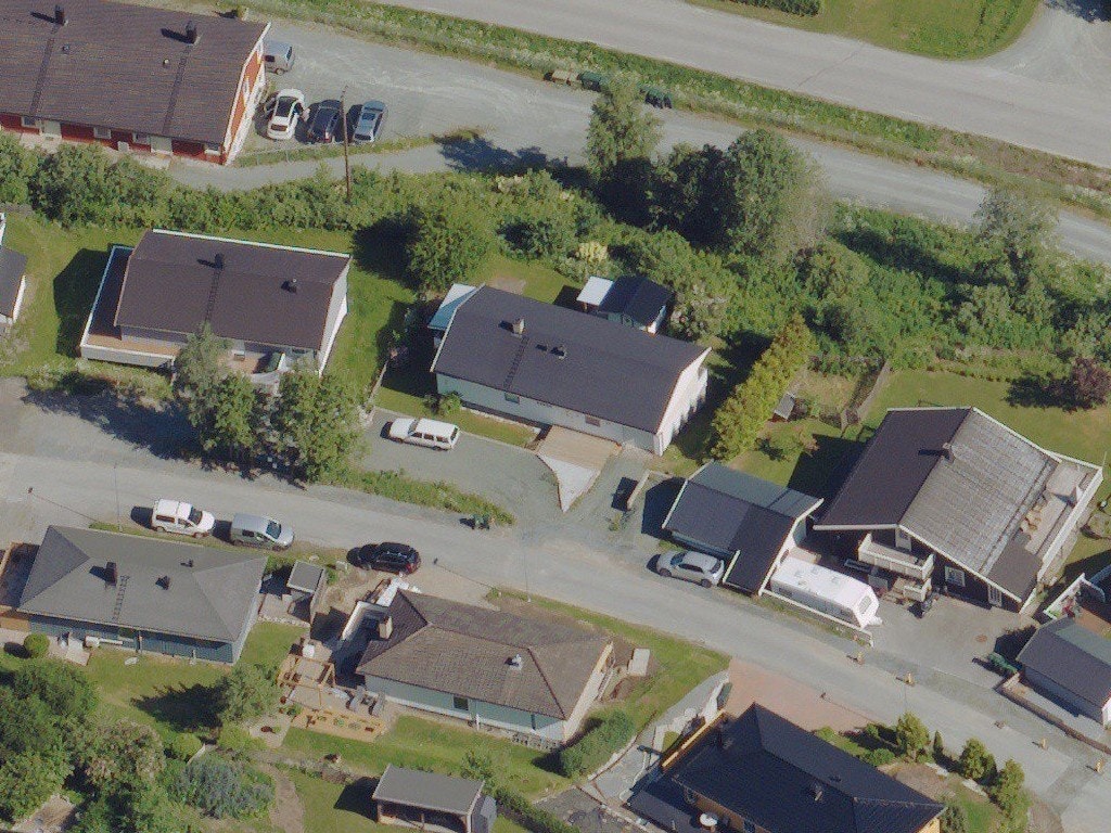 Her ser vi et bilde som er tatt med drone for noen år siden, men som viser gårdsplassen på sommertid Galleribilde