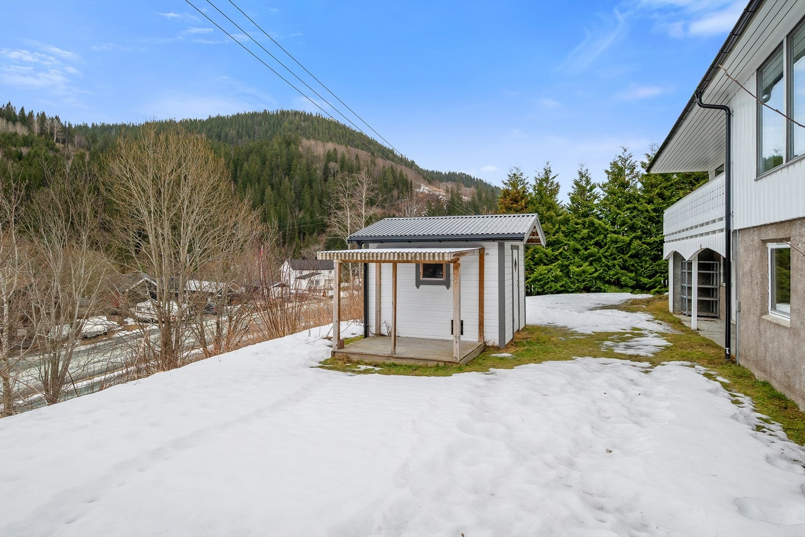 Bod/dokkehus i hagen perfekt for lek eller praktisk oppbevaring. Galleribilde