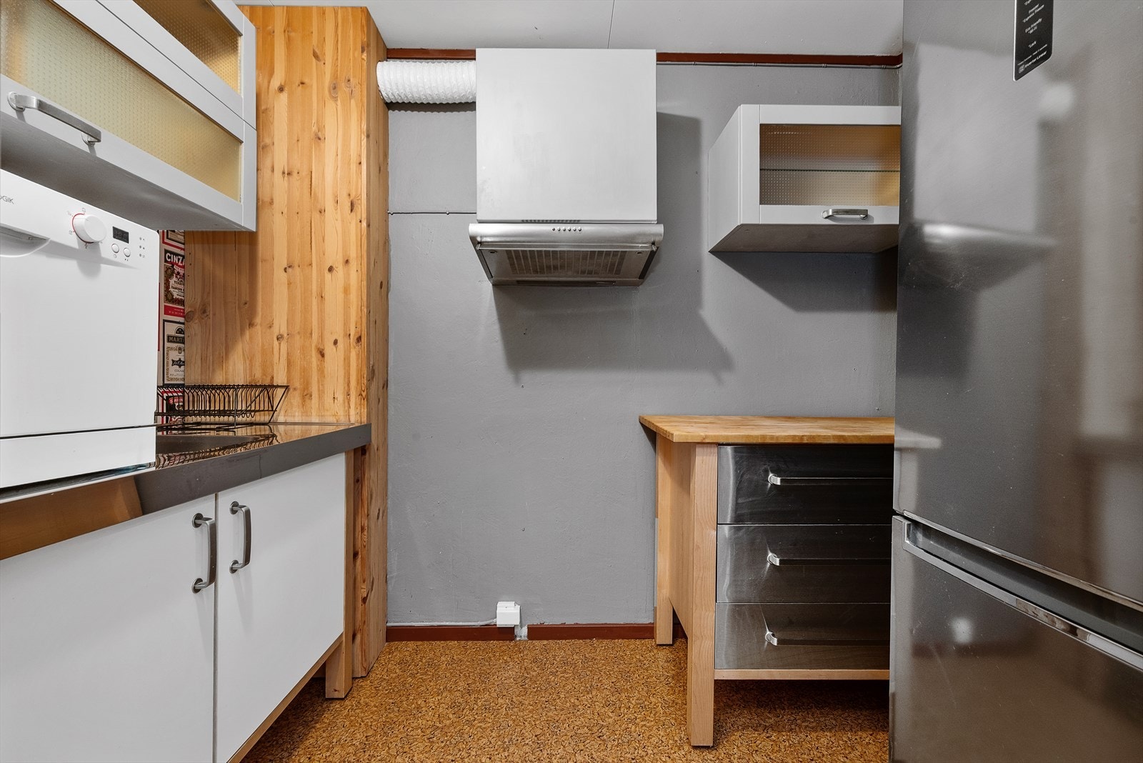 Sokkeletasjens kjøkken er praktisk innredet. Galleribilde