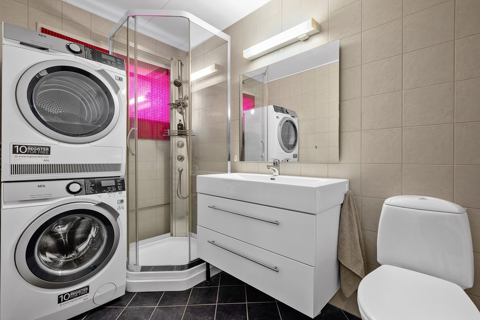 Easjens bad er praktisk utformet med plass til wc, vask, vaskemaskin, tørketrommel og dusjhjørne! Galleribilde