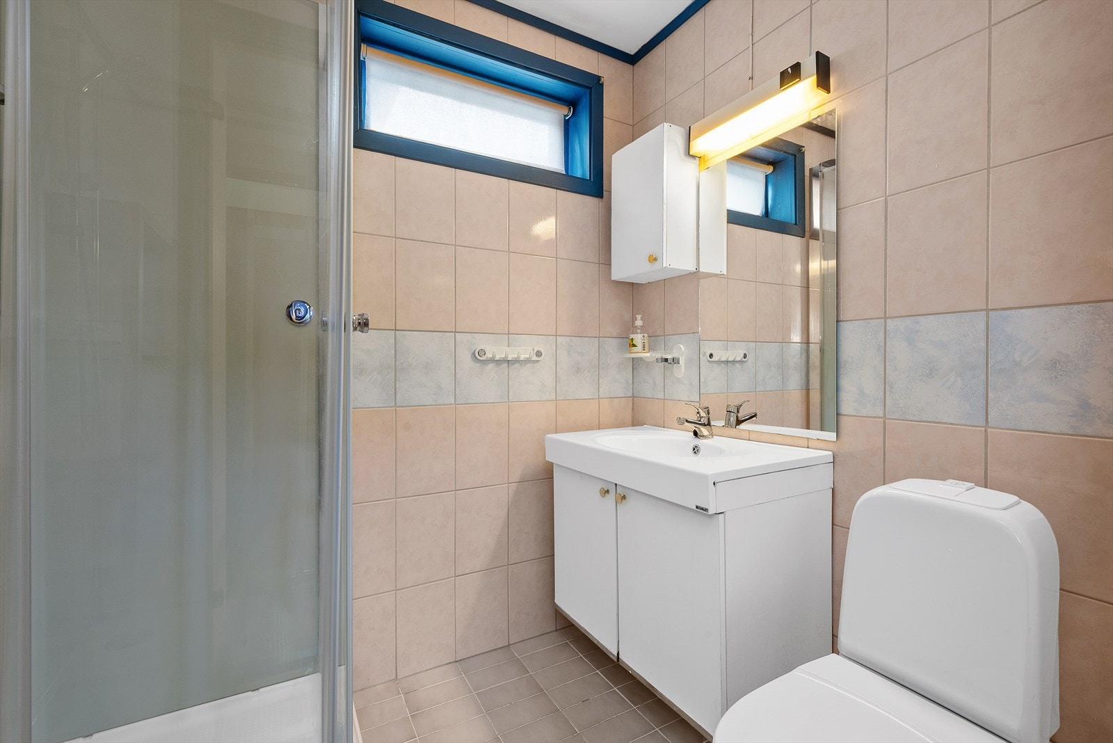 Praktisk bad med smart innredning som gir plass til det man trenger. Galleribilde