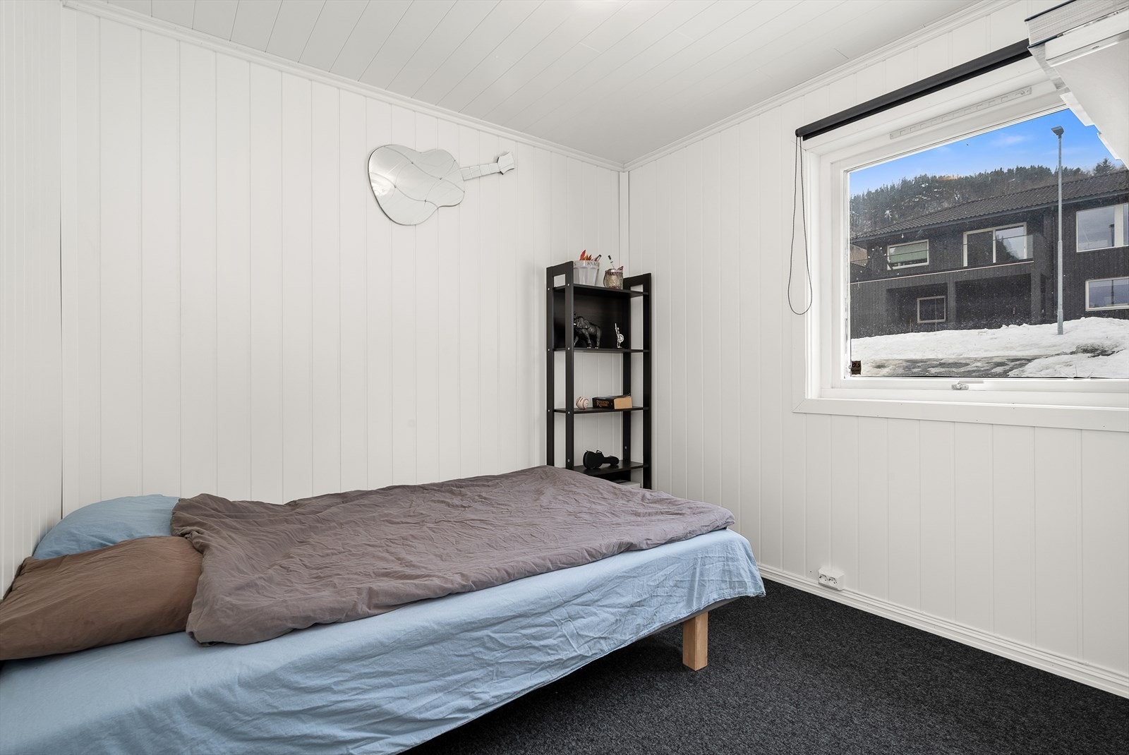 Etasjens andre soverom strekker seg over 7,5 kvm som også gir god plass til stor seng og praktisk innredning! Galleribilde