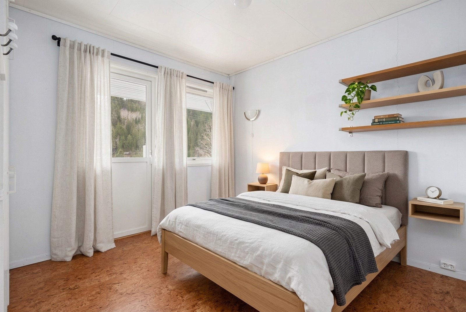 Etasjens største soverom strekker seg over 9 kvm, som gir rikelig med plass til dobbelseng og enkel innredning. Utgang til veranda.
Møbleringen er digitalmøblert med dobbelseng, planter, gardiner, lamper, bøker og nattbord. Galleribilde