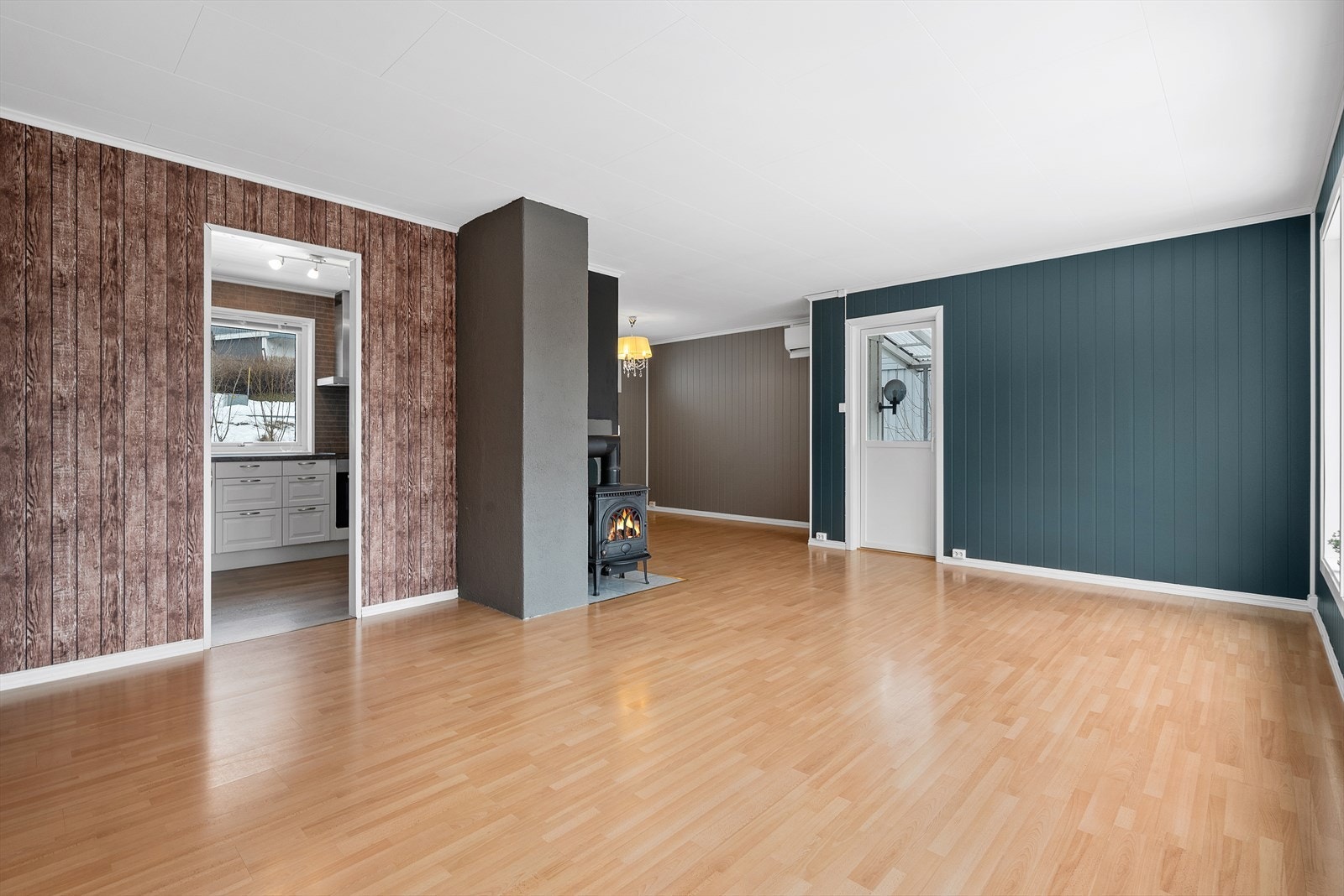 Arealet har en fin fordeling som gir flere naturlig soner for sofa, godstoler, spisegruppe, m.m. Galleribilde