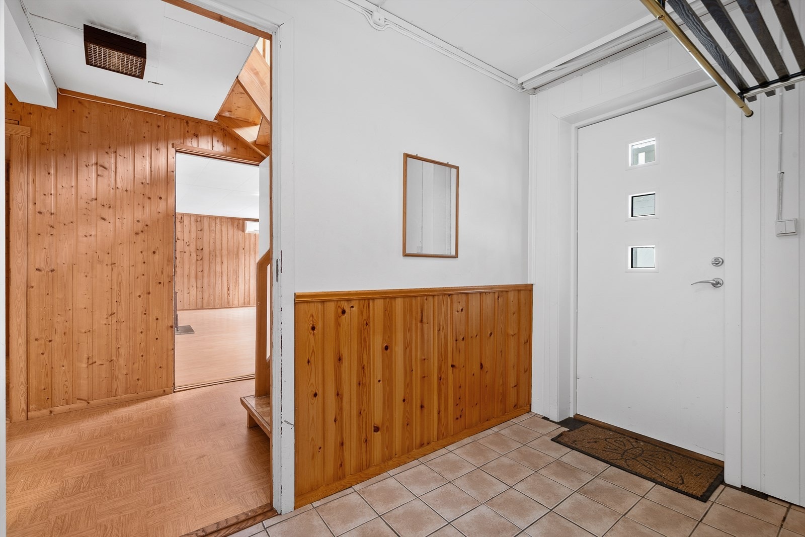 Etasjens gang er montert med fliser i gulv. Galleribilde