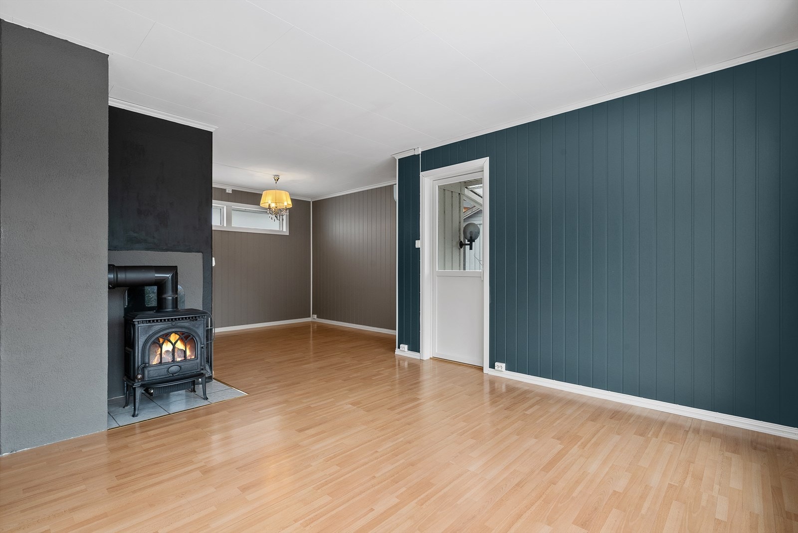 1. Etasjen byr på et lekkert ildtsed samt varmepumpe som gir god varme i hele etasjen. Galleribilde