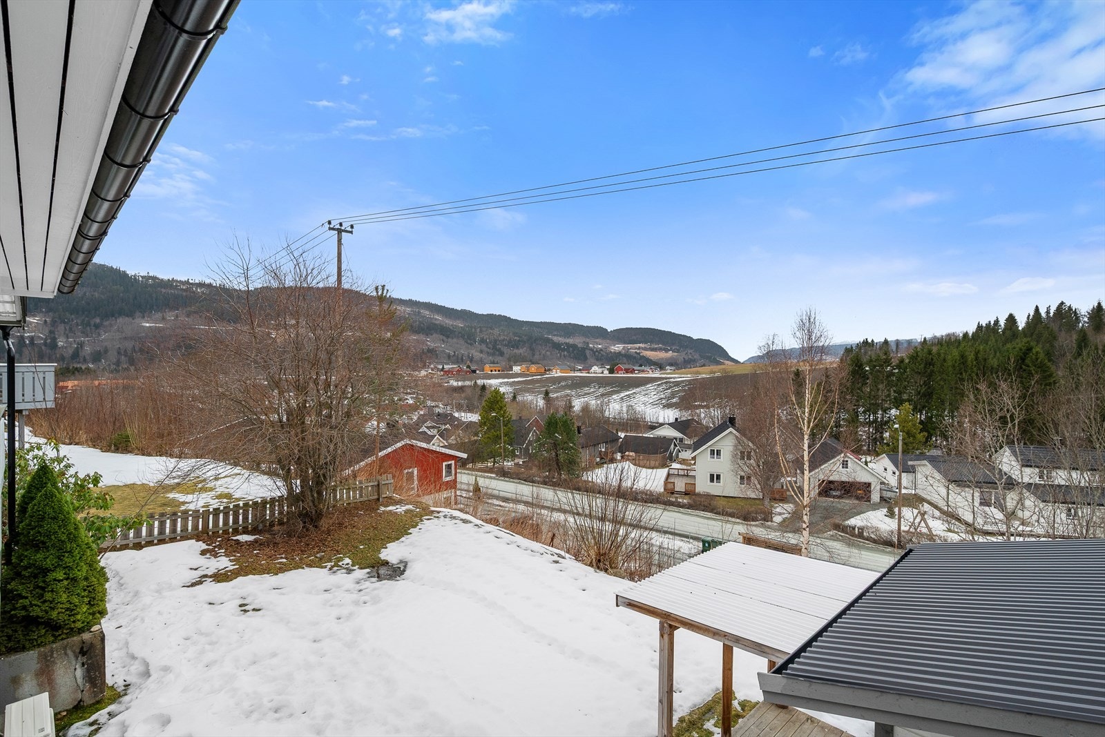 Boligen har en rekke balkong- og terrasseflater som gjør det mulig å kunne nyte været ute fra alle sider av huset! Galleribilde