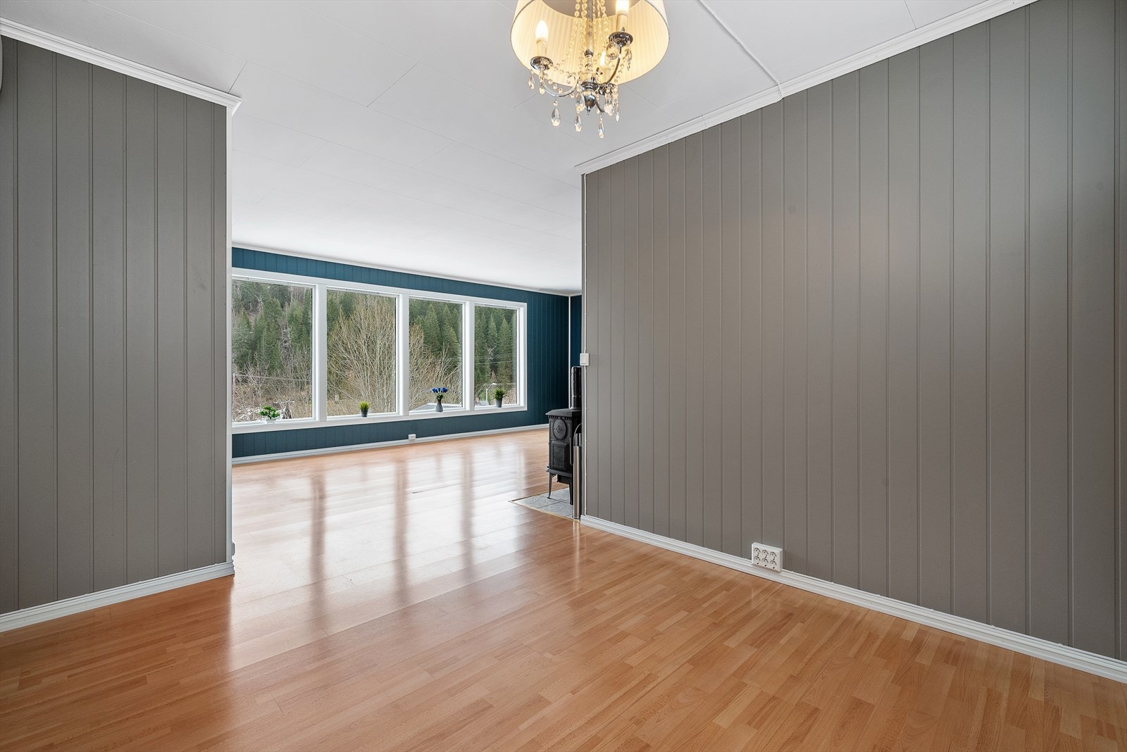 Fra stuen er det direkte inngang til 1. etasjens romslige spisestue. Galleribilde