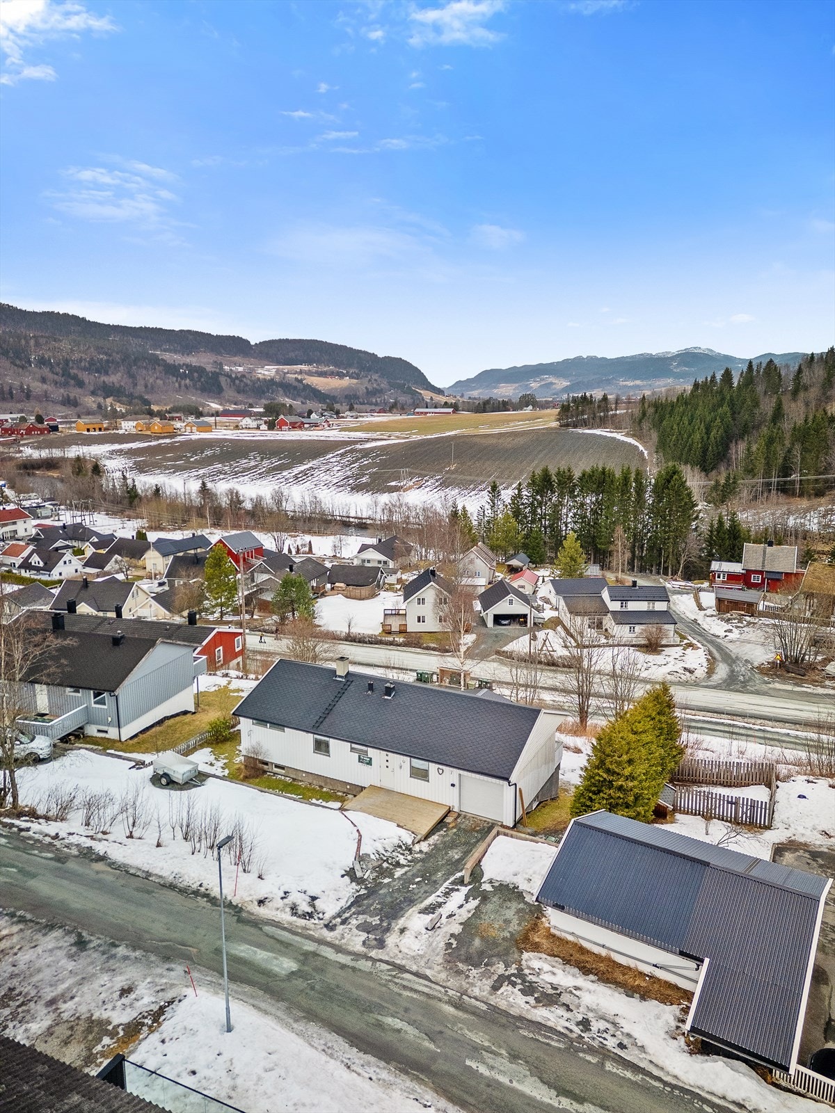 Boligens gårdsplass er flott opparbeidet fra 2013/2014! Galleribilde