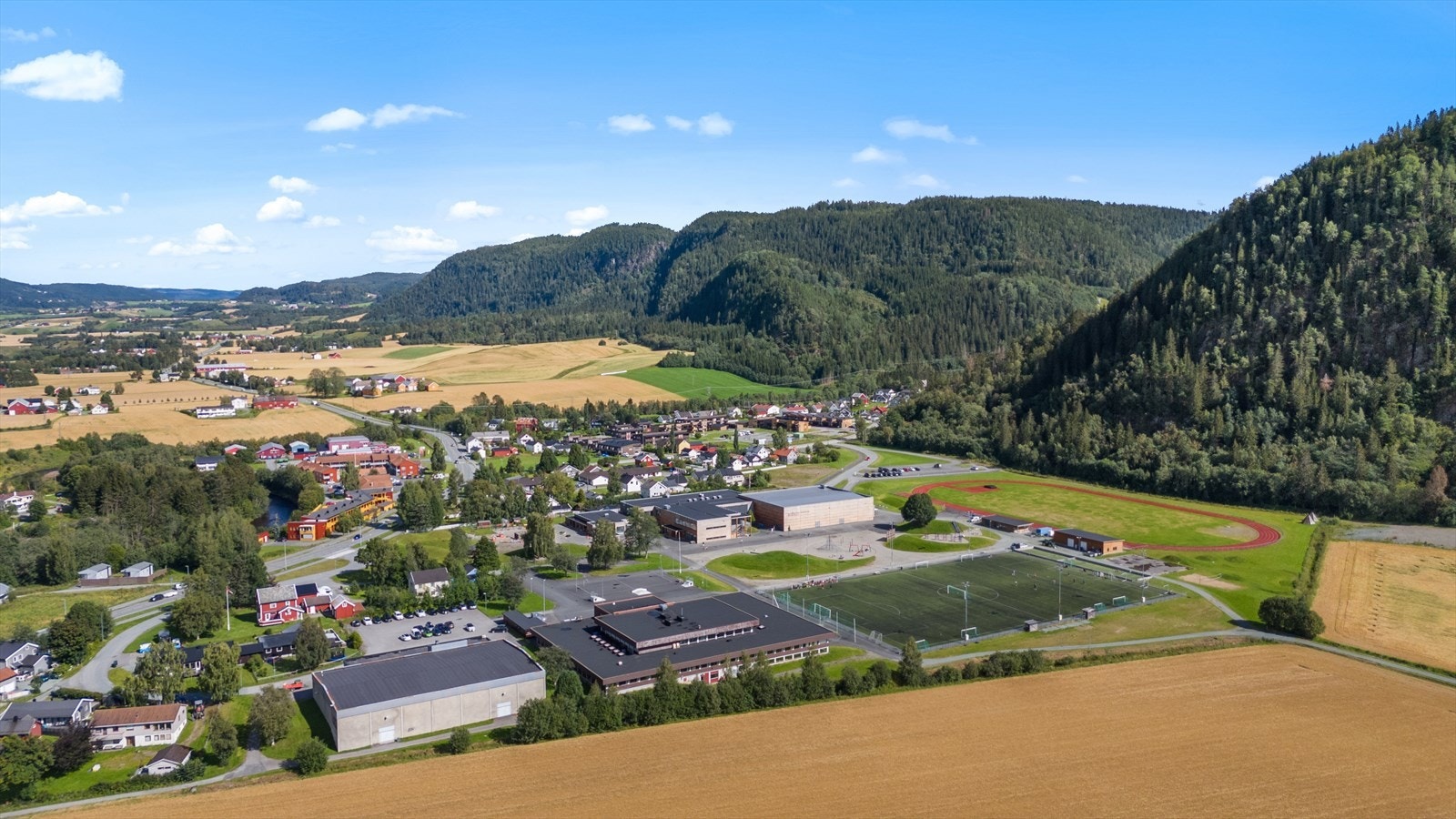 Ved skolene er det fotballbane, idrettshall og svømmehall. Lundamo IL har et bredt tilbud innenfor ski, håndball, friidrett, allidrett og trim. Galleribilde
