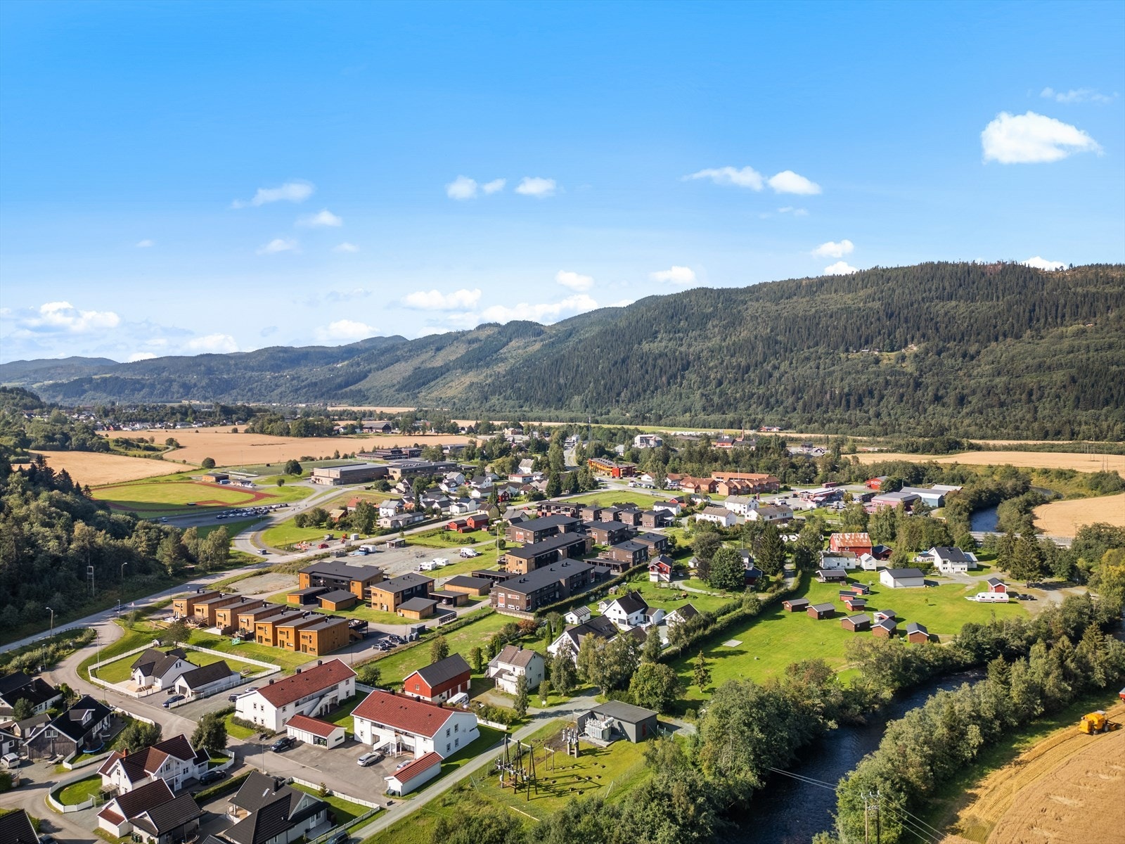 Fra boligen er det gangavstand til Lundamo barneskole og barnehage, samt til Lundamo ungdomsskole Galleribilde
