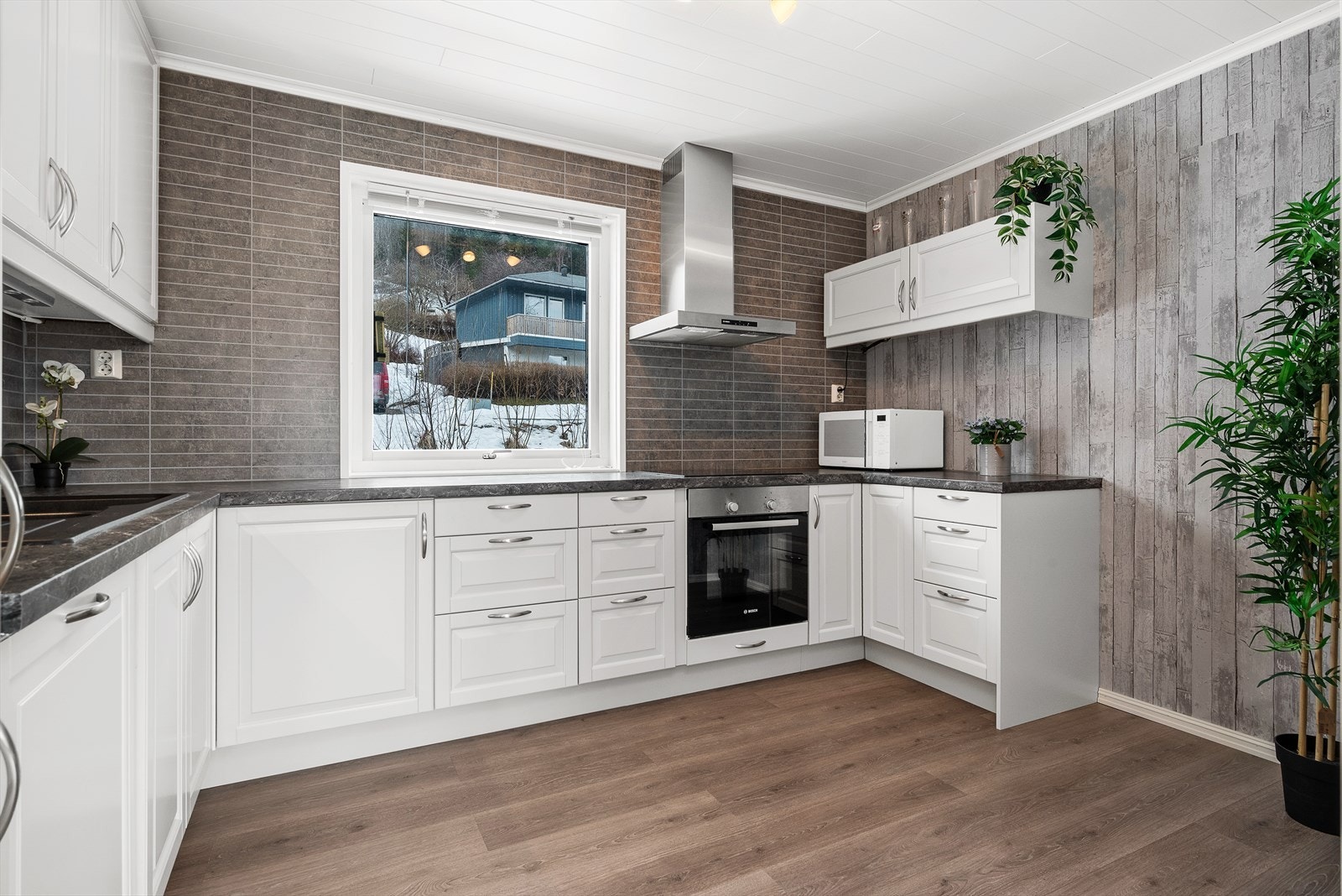 Stor og praktisk arbeidsbenk med lekker steinflate! Galleribilde