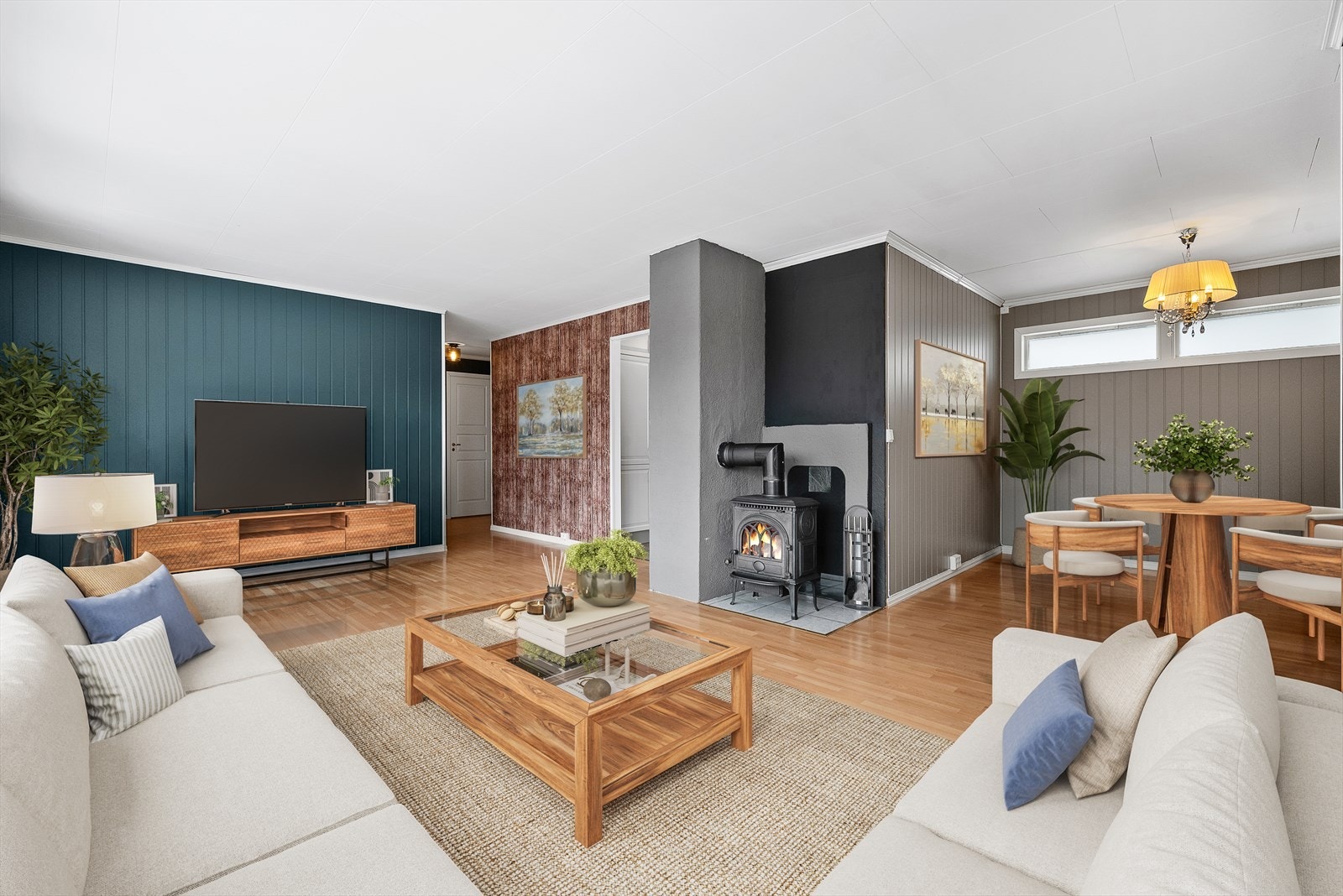 Stuen strekker seg over hele 28,5 kvm som gir en rekke møbleringsmuligheter.
Møbleringen er digitalmøblert med sofa, spisebod, stoler, planter, puter, lamper, tv-bord og bilder. Galleribilde