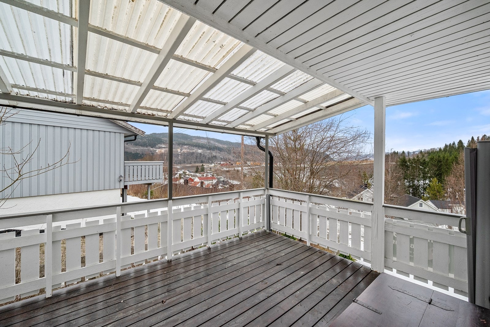 Terrasse som er praktisk takoverbygd, gjør den disponibel for både solskinnsdager og dager med litt mer ruskete vær. Galleribilde