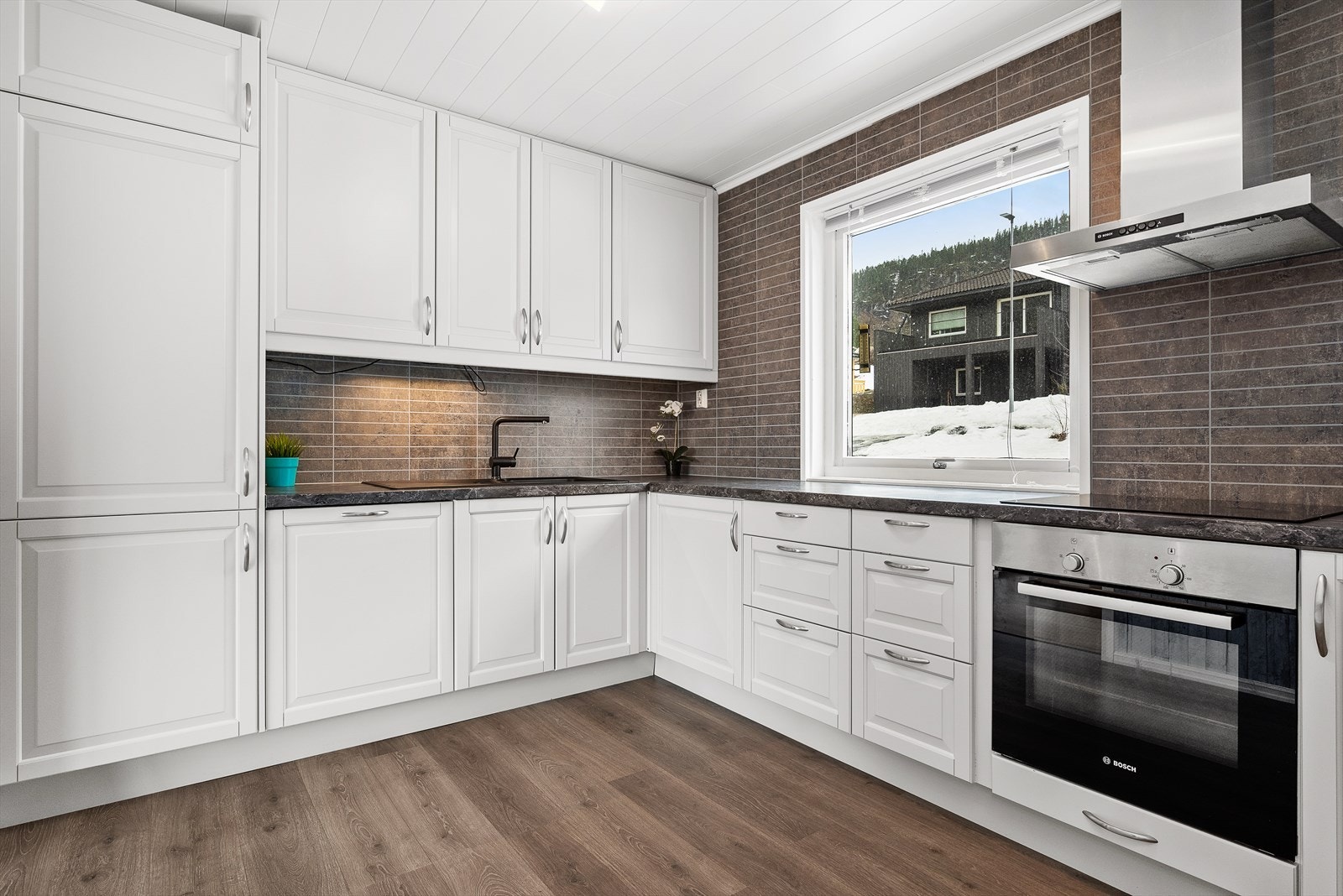 Kjøkkenet er pusset opp fra 2014 og har et tidsriktig uttrykk. Galleribilde