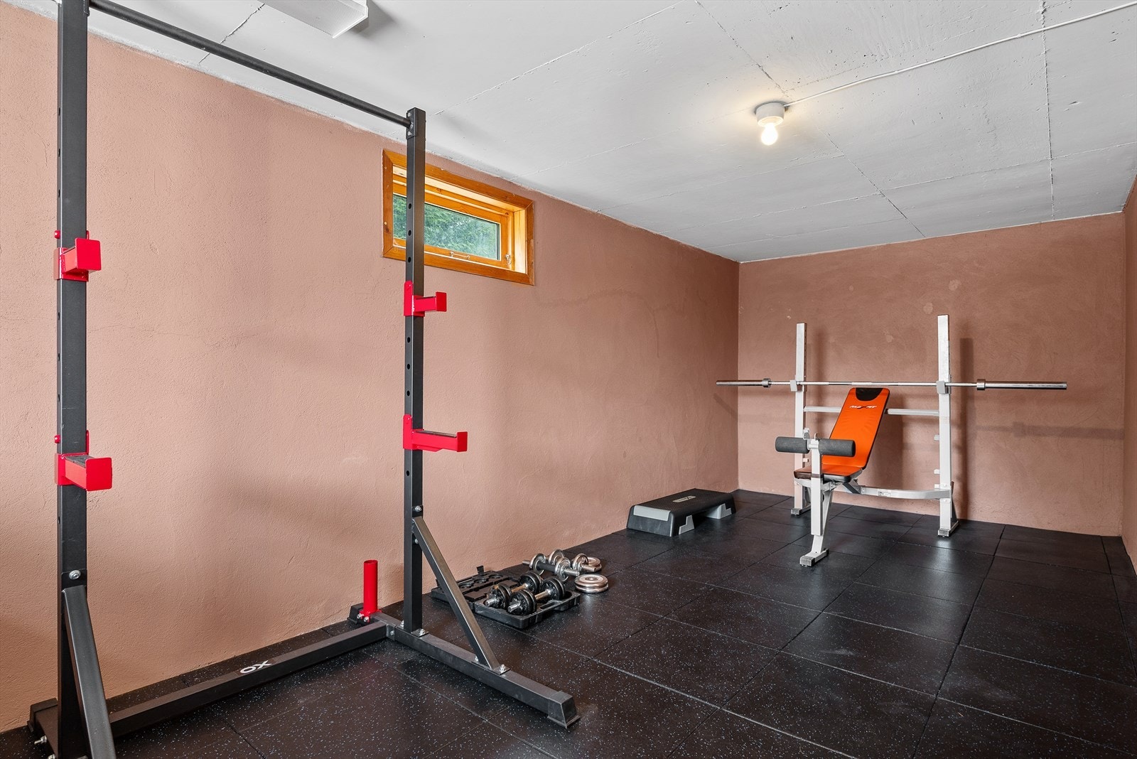 Boligen byr på eget treningsrom på 9,5 kvm som gir plass til alt man trenger for en praktisk hjemmegym! Galleribilde