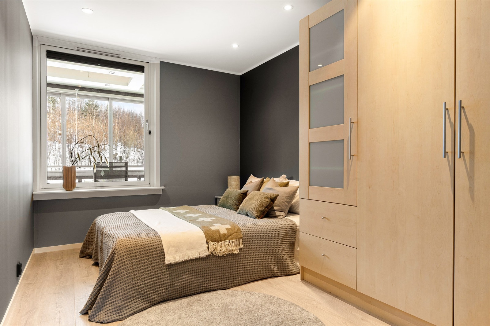 Innbydende soverom med god skapplass! Galleribilde