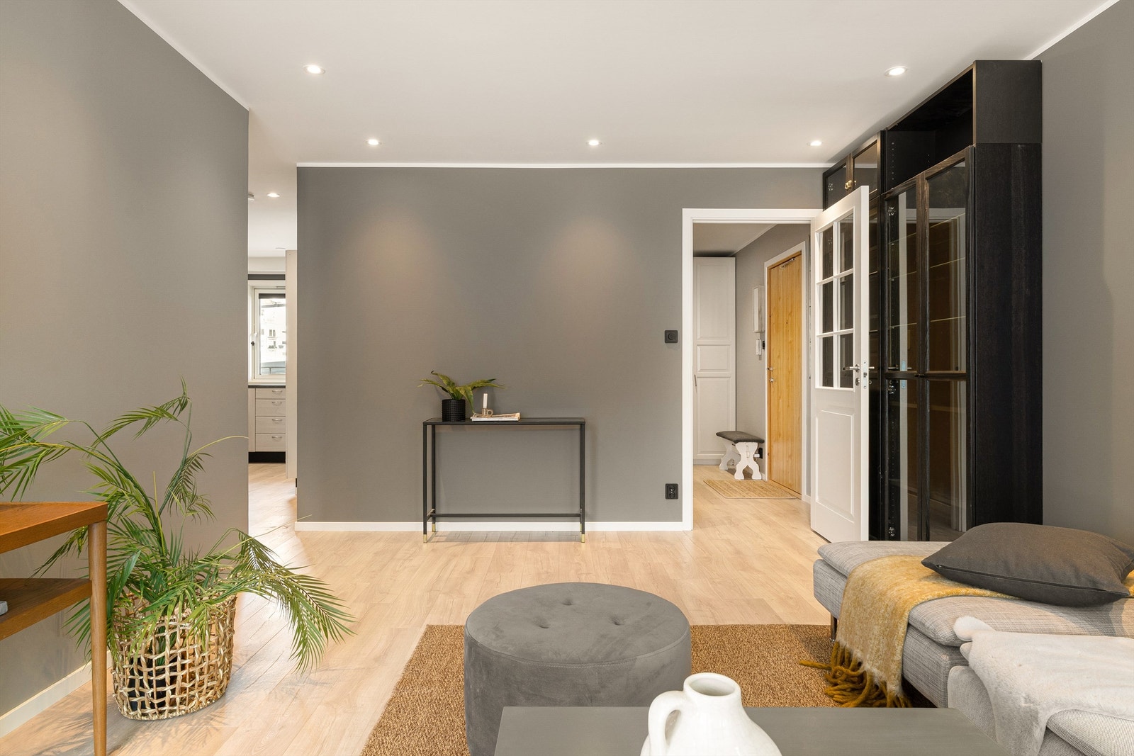 Stuen er romslig og åpen som gjør det lett å innrede med ønsket møbelgruppe. Galleribilde