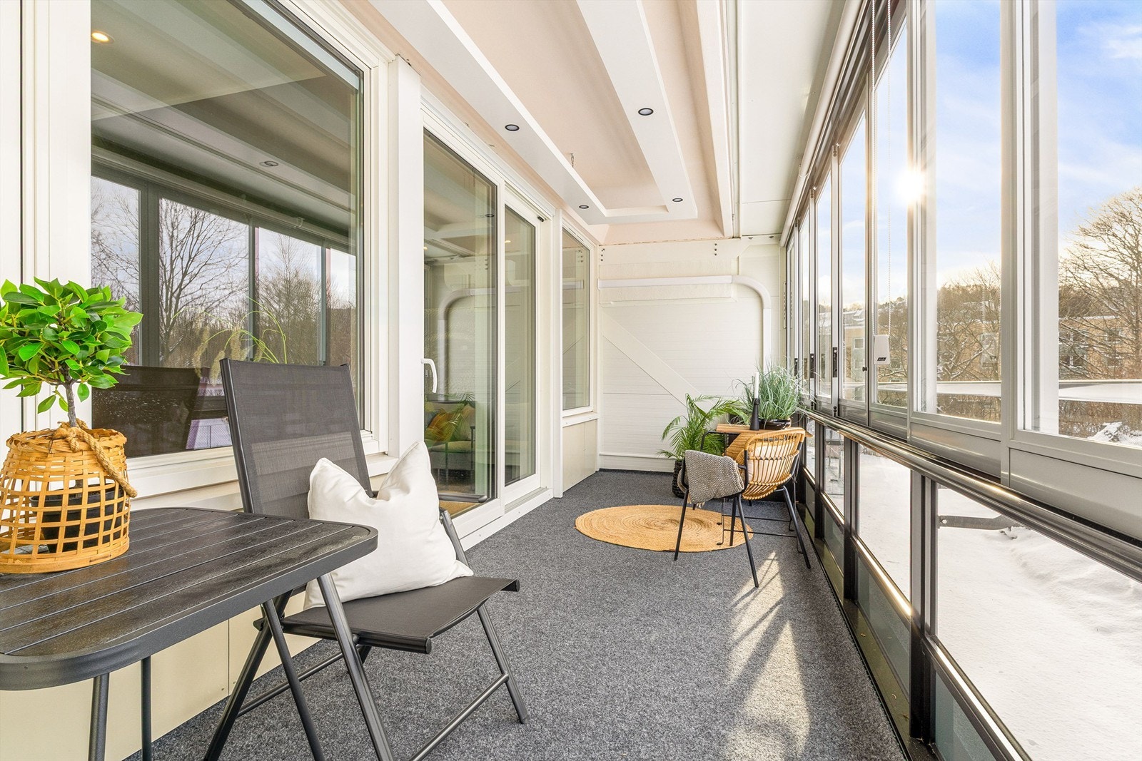 Fra stue er det utgang til innglasset balkong på hele 14 kvm Galleribilde