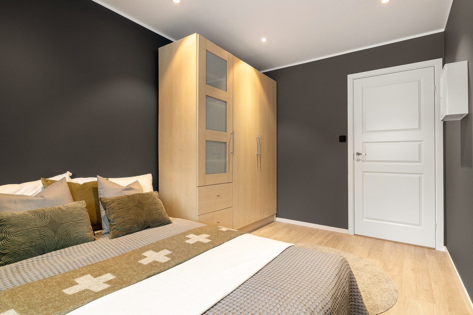 Det er gjennomgående lys eikelaminat i alle rom foruten bad. Galleribilde