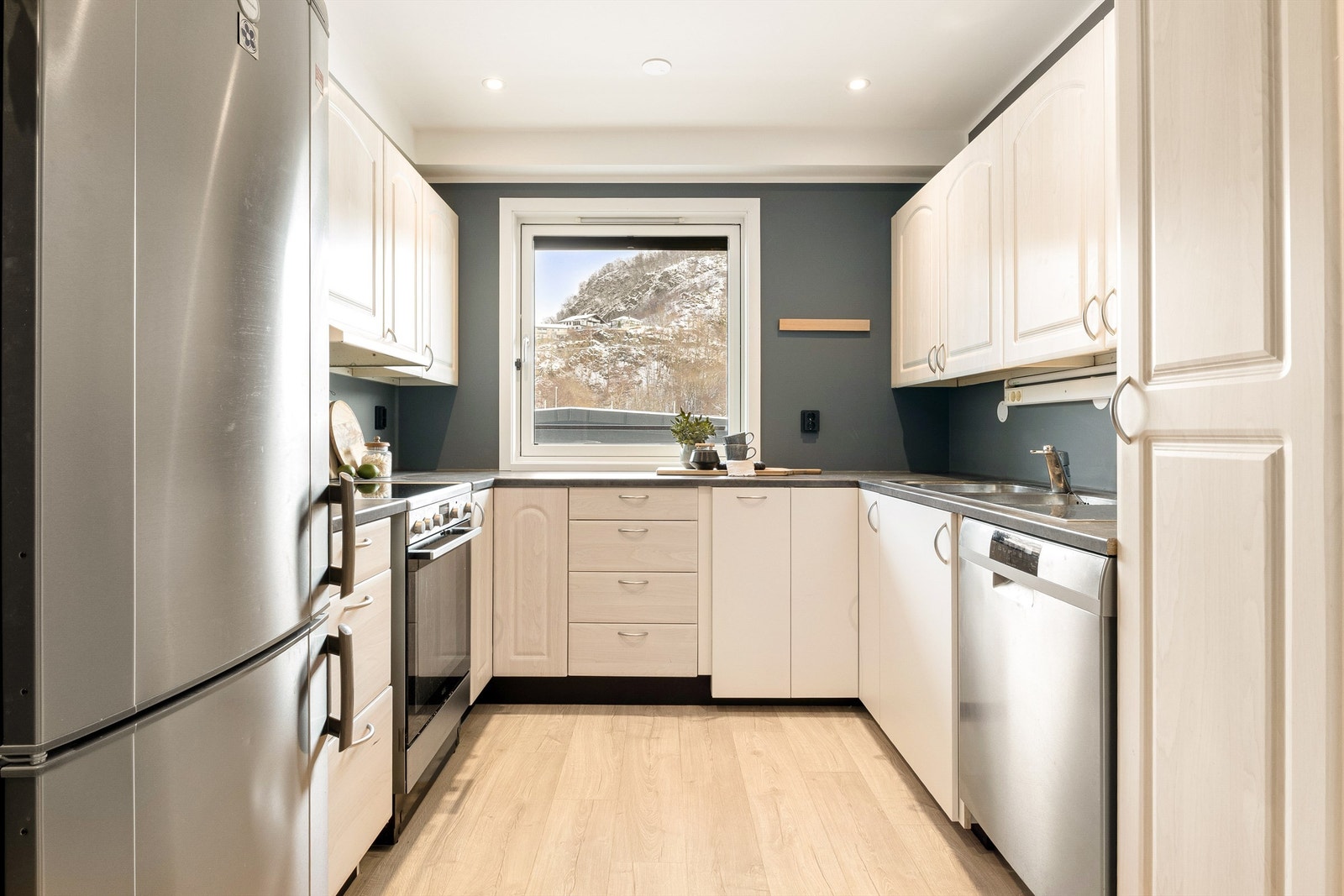 Kjøkken har lyse profilerte fronter og inneholder alle hvitevarer man trenger. Galleribilde