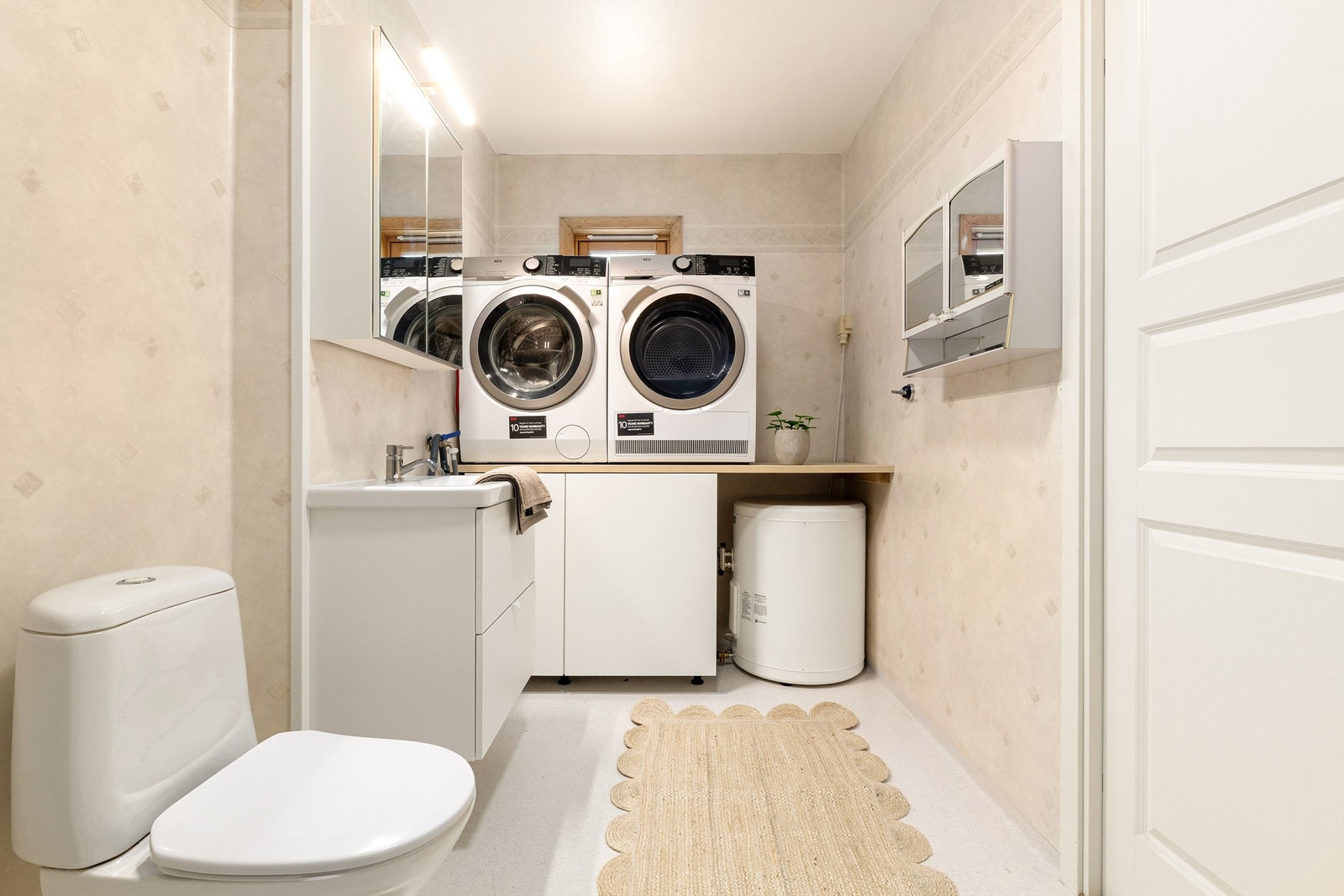 Badet er av fin størrelse med god plass til vaskemaskin og tørketrommel. Galleribilde