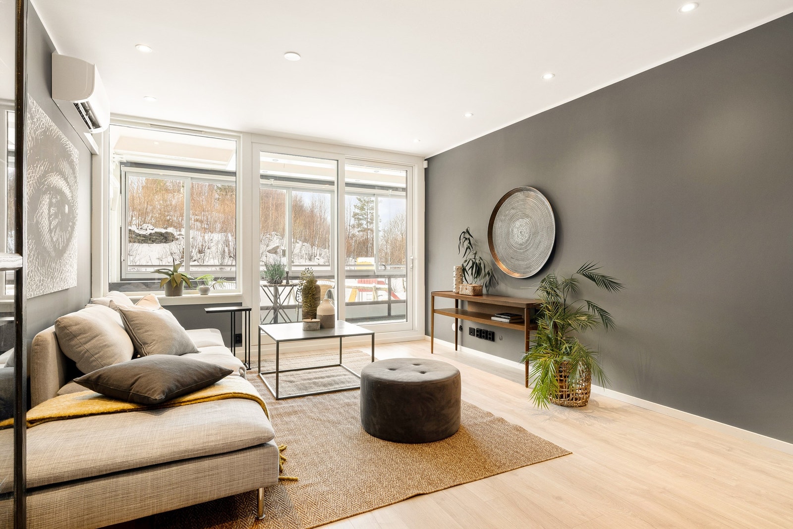 Denne leiligheten har spotter i tak som gir en god belysning. Galleribilde