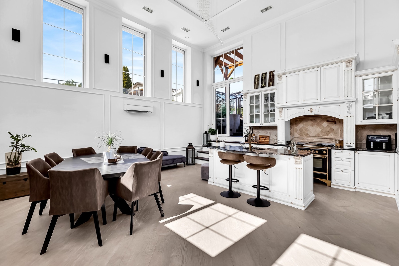 Boligen har en unik, men praktisk utforming med gjennomgående flotte detaljer. Galleribilde