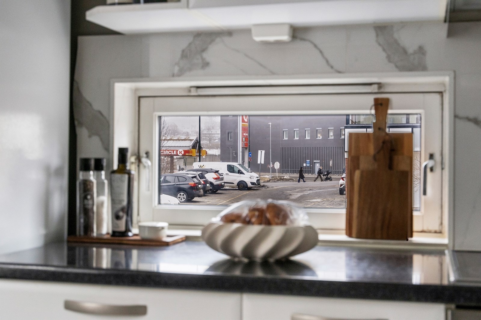 Kjøkkenet har en innredning som er ca. 10-15 år gammel, med glatte fronter og benkeplate i laminat. Galleribilde