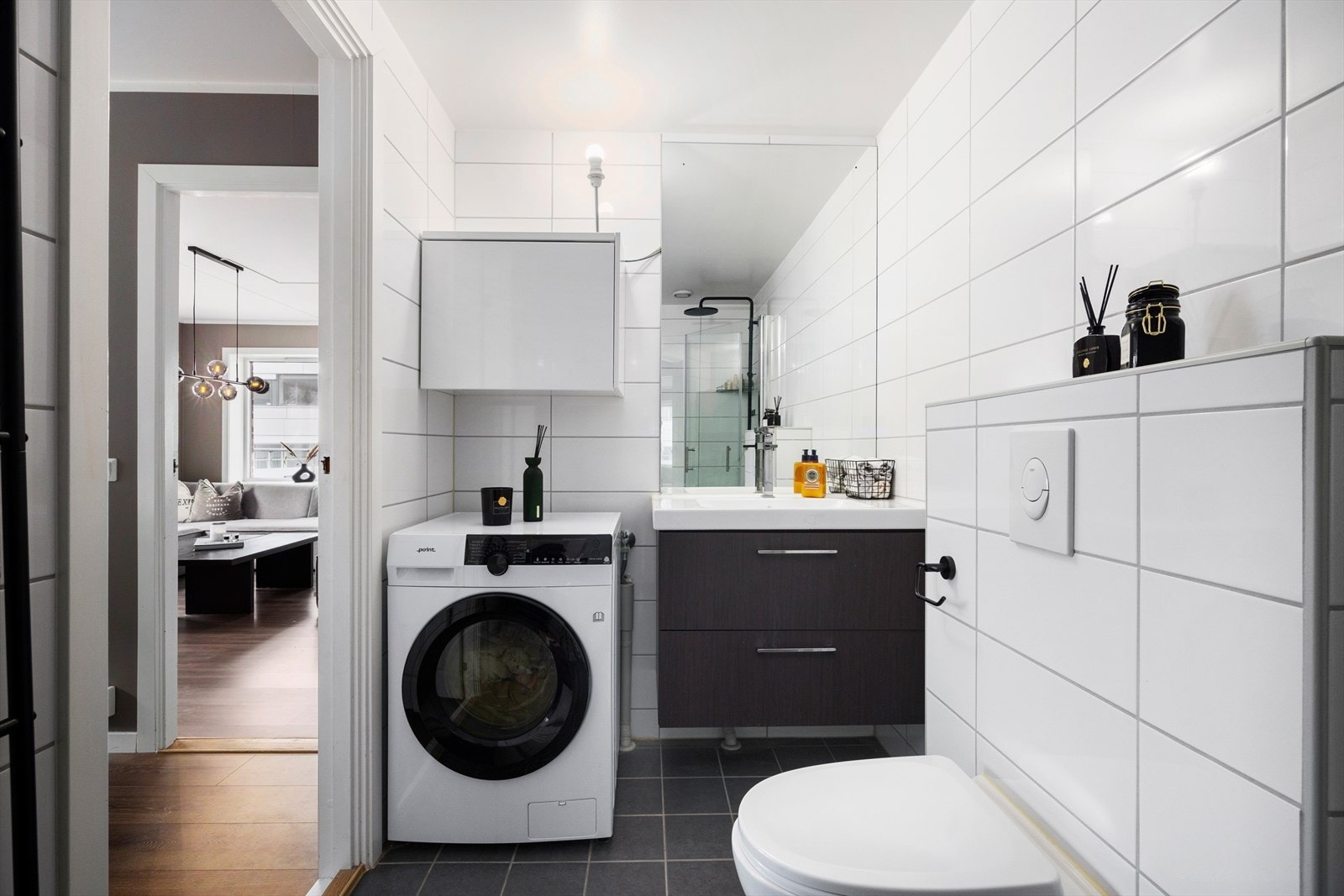 Badet i tilknytning til soverommet er renovert i 2017 i regi av sameiet. Badet er utstyrt med servant, veggfestet klosett, dusj på gulv og opplegg for vaskemaskin. Galleribilde