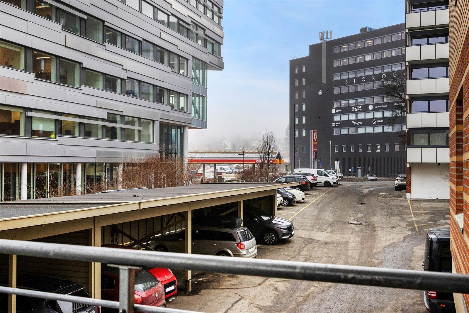 Leiligheten har en svært sentral beliggenhet med gangavstand til alt av servicetilbud, mote, kaféer, restauranter, trening og kollektivtransport. Galleribilde