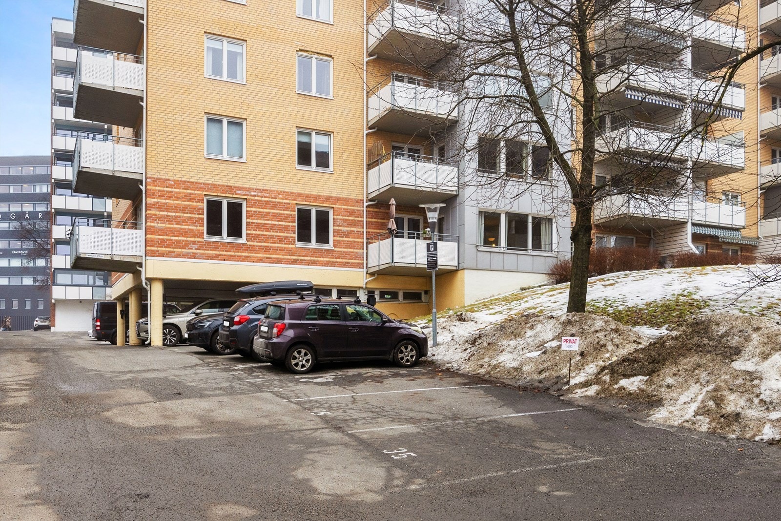 Boligen disponerer én parkeringsplass på felles biloppstillingsplass - rett utenfor leiligheten. Galleribilde
