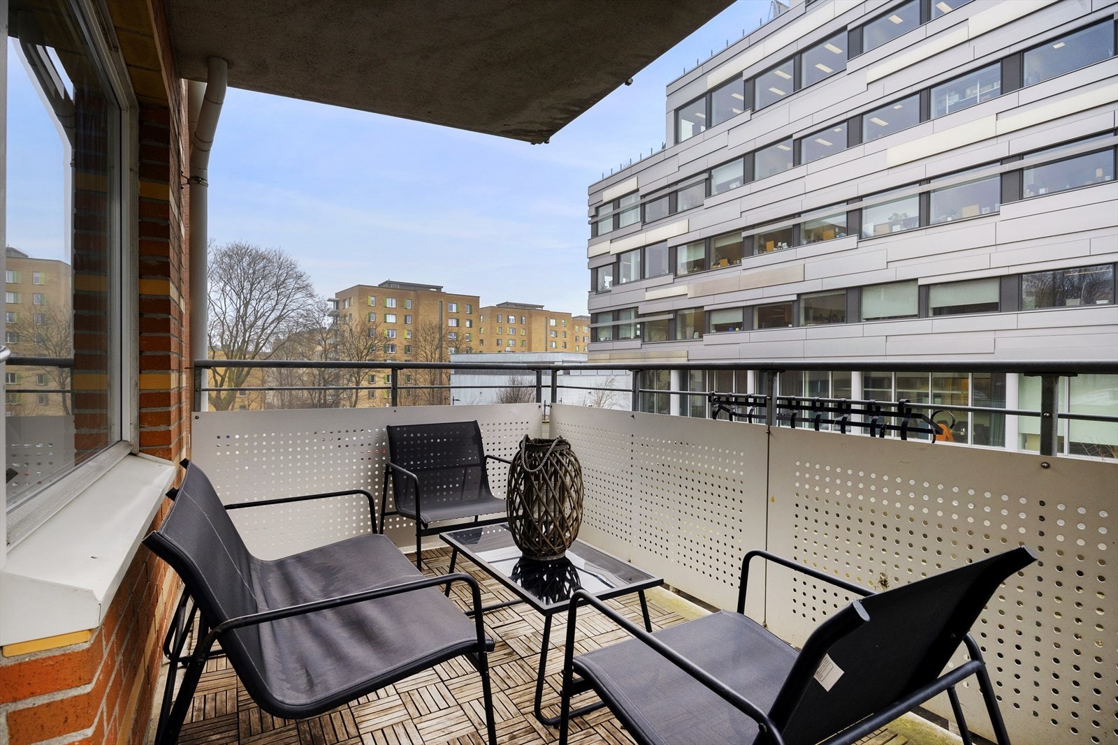 Lys og innbydende 4-roms endeleilighet med 3 soverom, 2 baderom og balkong! Galleribilde