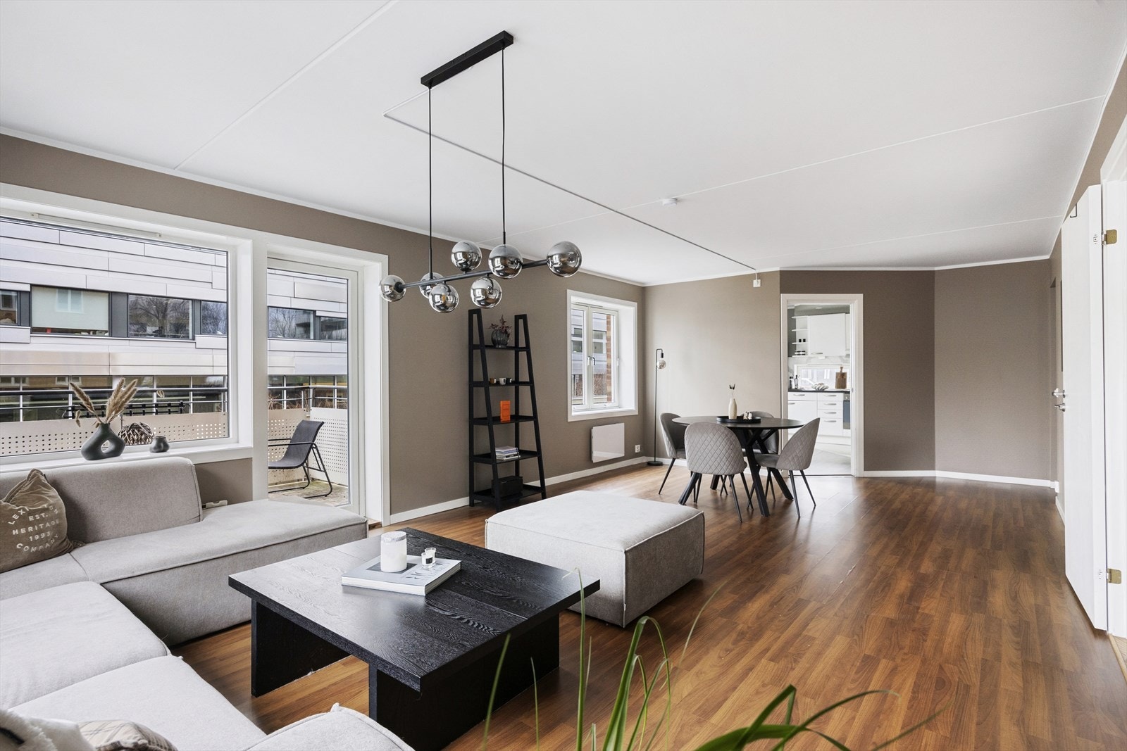 Stuen er lys og romslig med god plass til både sofagruppe og spisebord. Galleribilde
