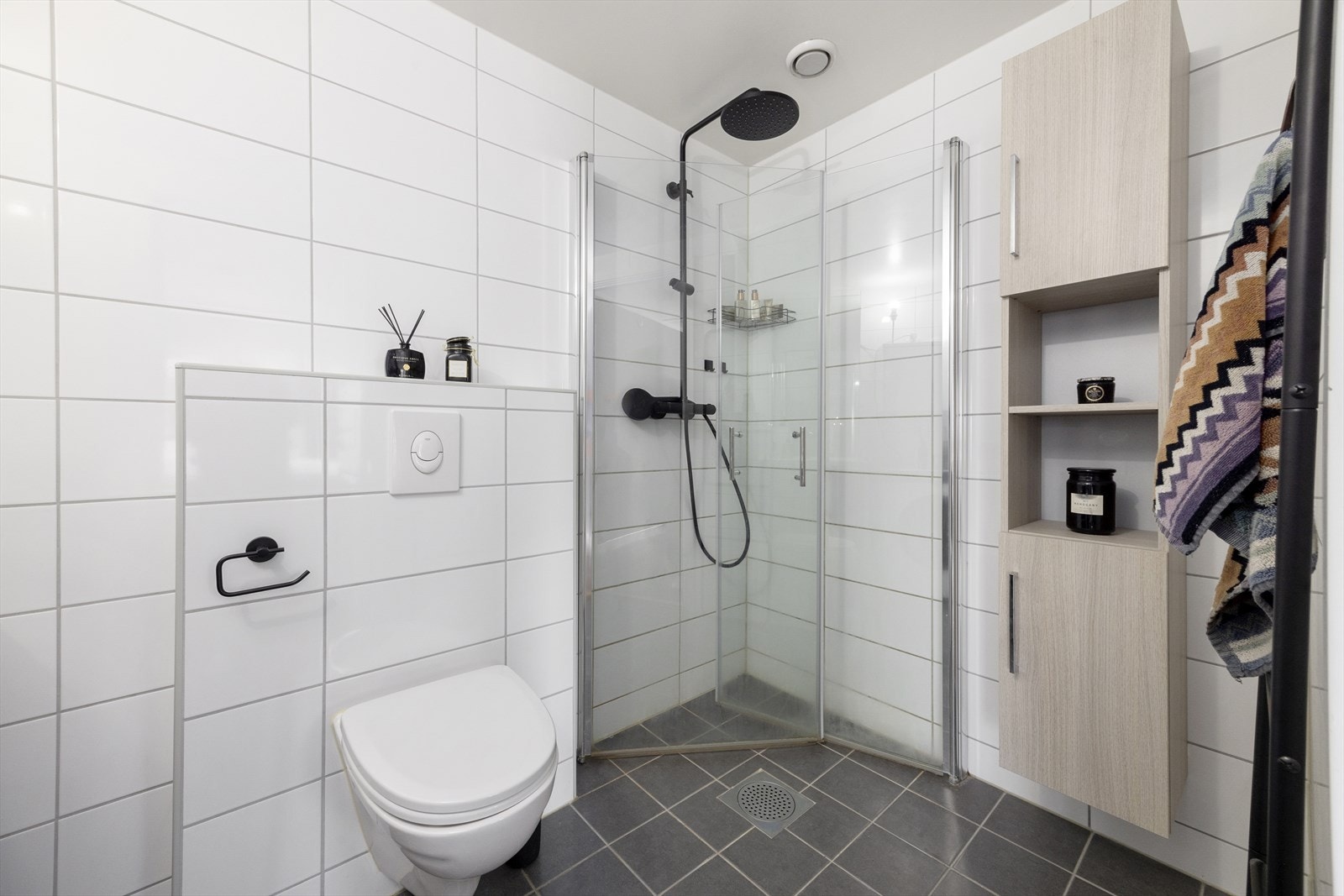 Badet er også delvis oppgradert i senere tid med flotte detaljer som regnfallsdusj - som skaper et moderne uttrykk! Galleribilde