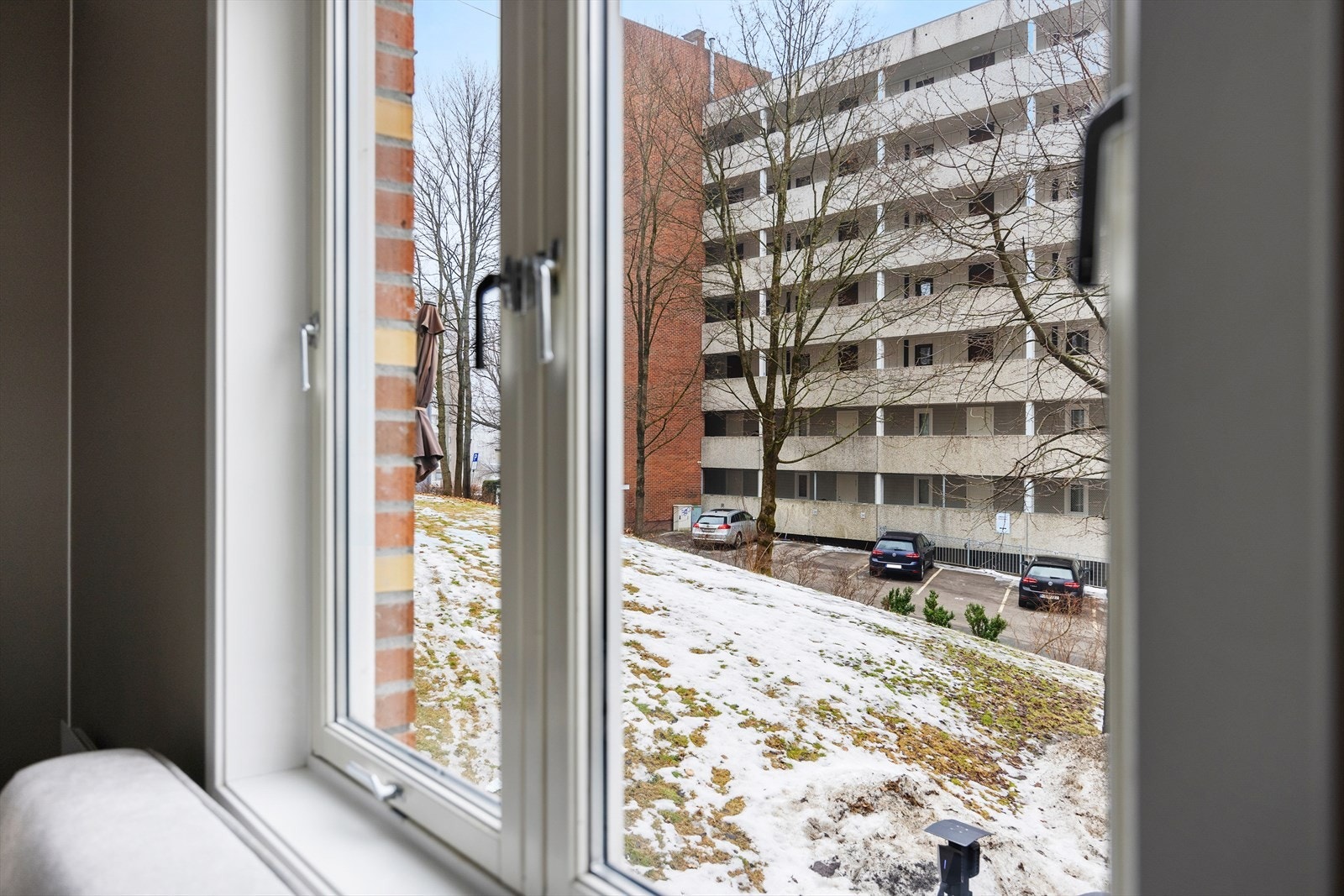 Store vindusflater slipper inn rikelig med dagslys og bidrar til en luftig romfølelse. Galleribilde