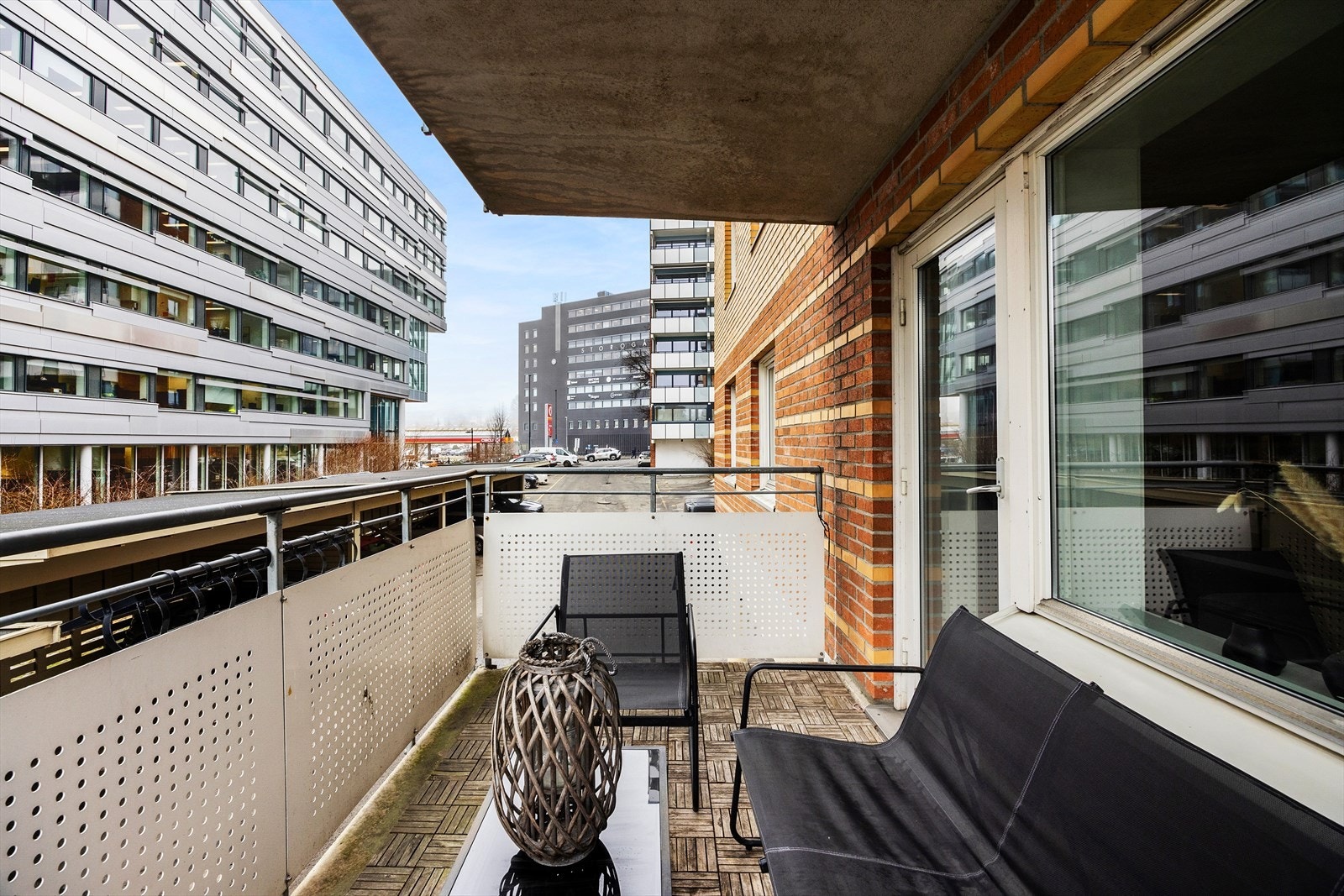 Fra stuen er det utgang til en romslig balkong på 7 m² med flere møbleringsmuligheter. Galleribilde