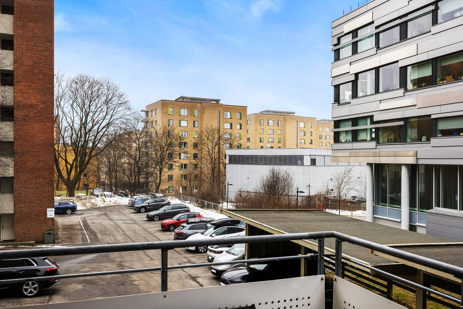 Balkongen har gode solforhold og fritt utsyn! Galleribilde