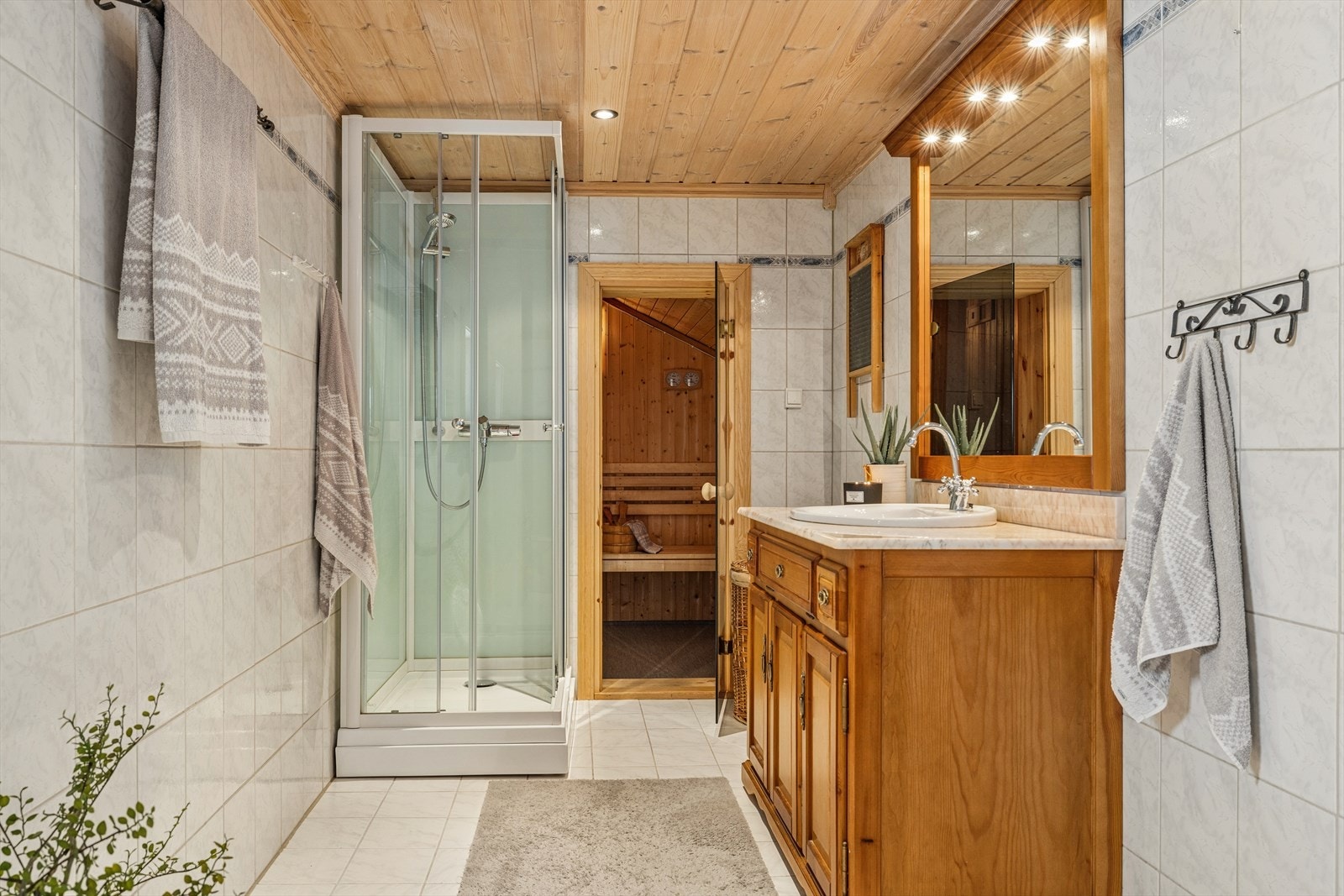 Badet er utstyrt med nytt dusjkabinett, toalett, badstue, servant og speil Galleribilde