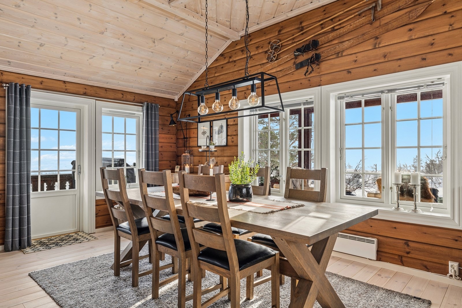 Lyst og trivelig spisestue med store vinduer som slipper inn rikelig med dagslys og gir et flott innblikk i omgivelsene Galleribilde