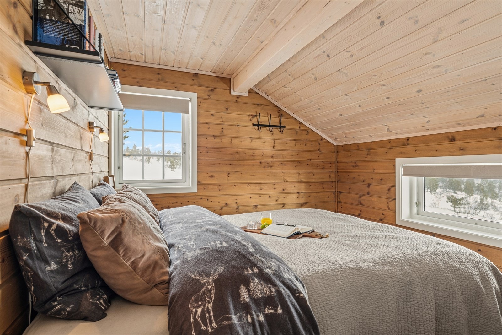 Hovedsoverommet byr på god plass og en vakker utsikt som møter deg idet du våkner Galleribilde