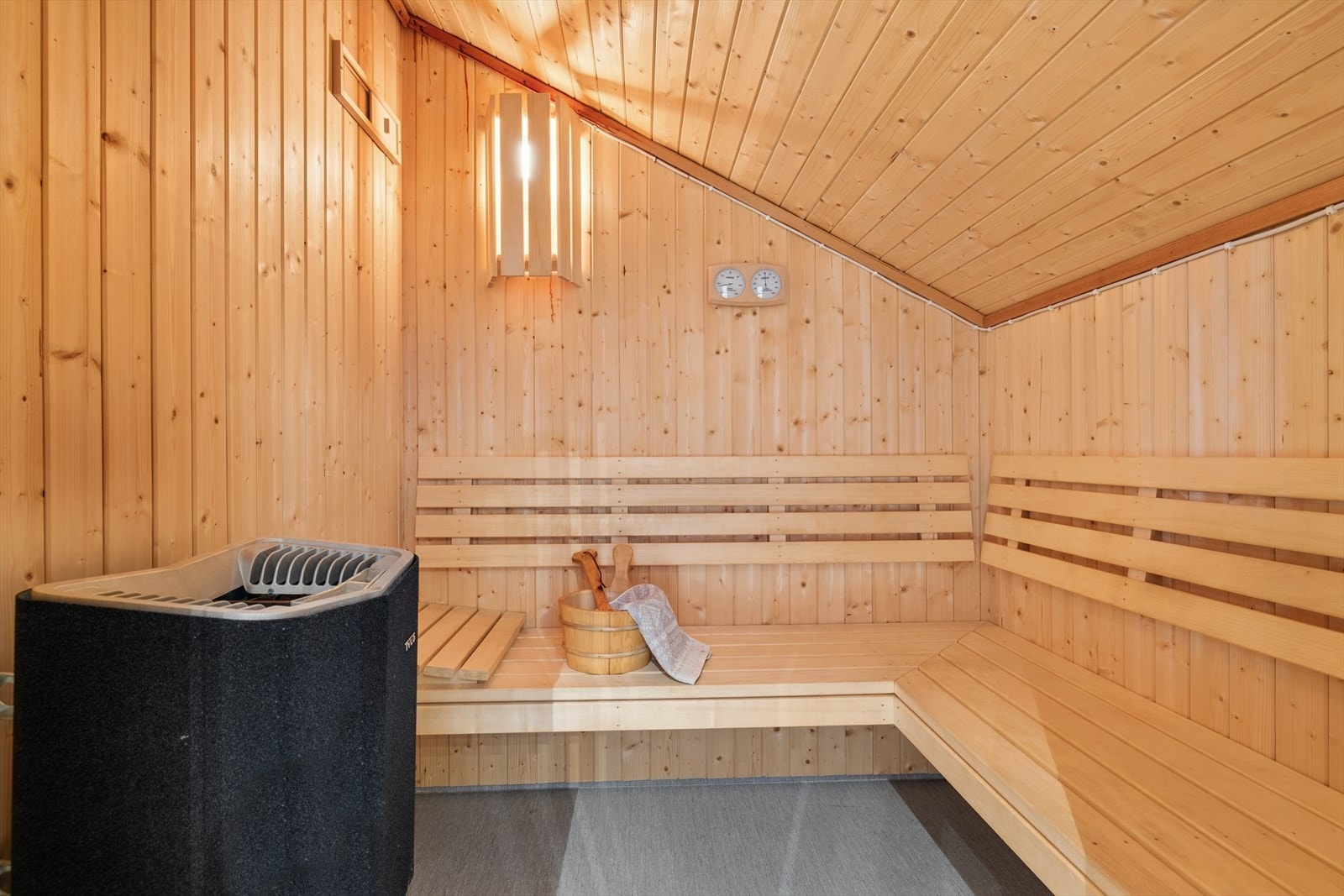 En varm og rolig badstue som gir ekte velvære etter en aktiv dag Galleribilde