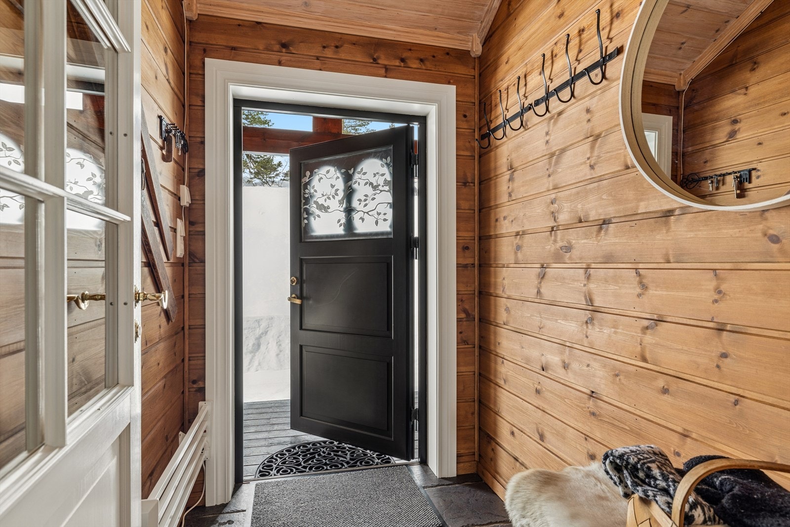 Velkommen inn til en koselig entré med plass til yttertøy Galleribilde