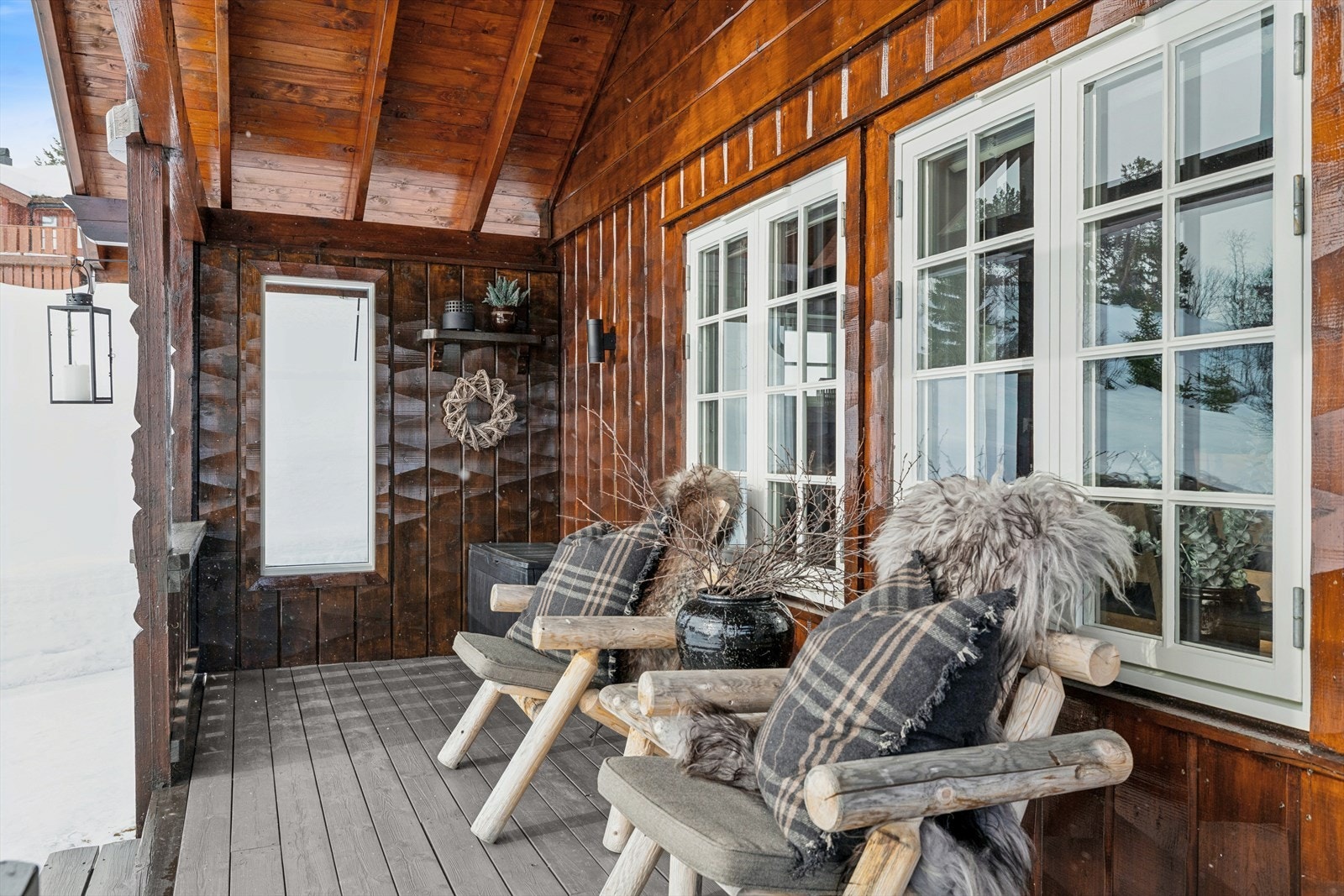 Innbydende veranda med lune sitteplasser og flott utsyn. Et stemningsfullt sted for rolige stunder ute, enten det er tidlig morgen eller sene kvelder Galleribilde